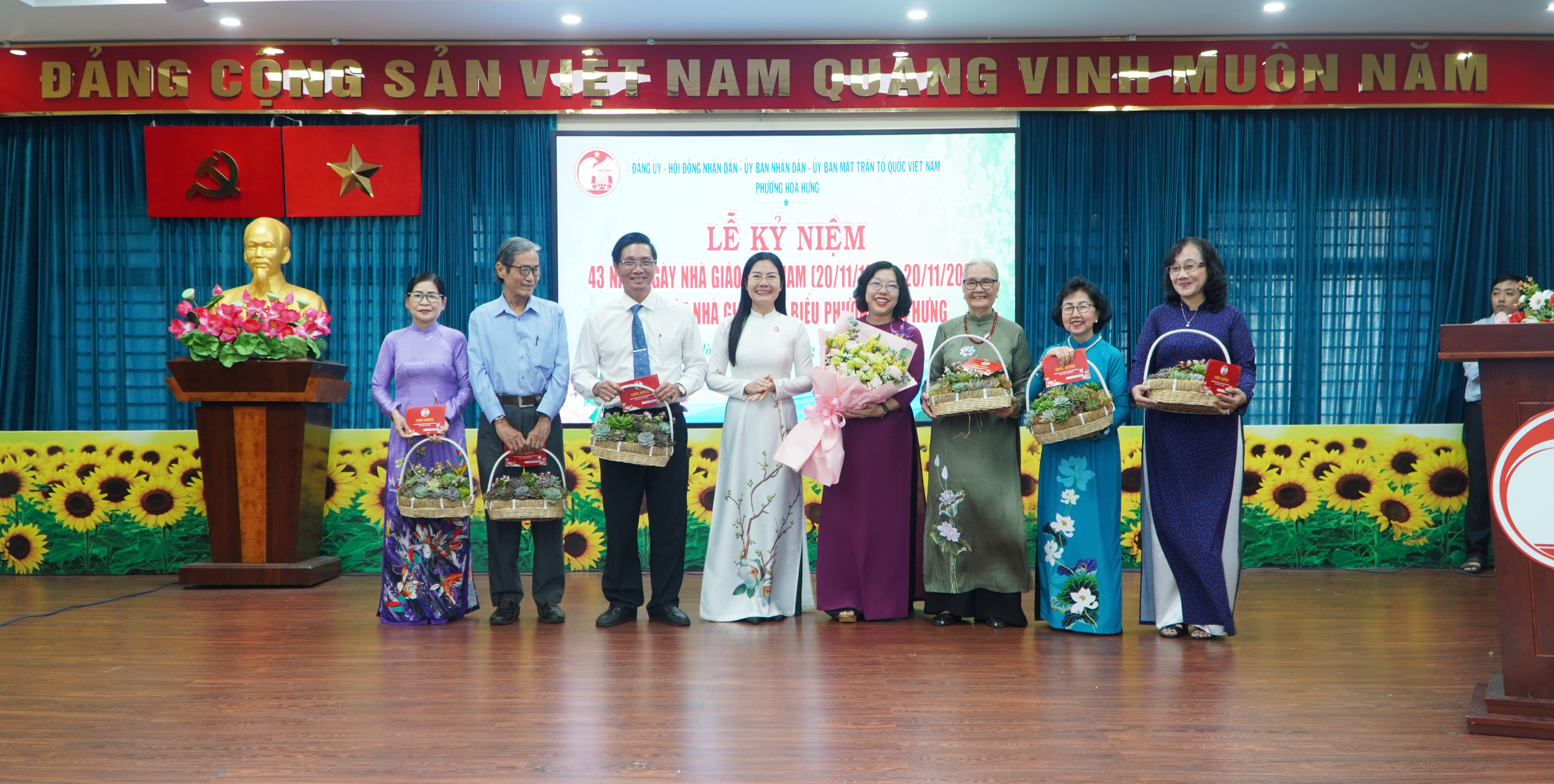 Ấm &aacute;p lễ kỷ niệm ng&agrave;y Nh&agrave; gi&aacute;o tại qu&ecirc; hương của "cụ tổ ng&agrave;nh gi&aacute;o dục Nam Kỳ" - Ảnh 1.