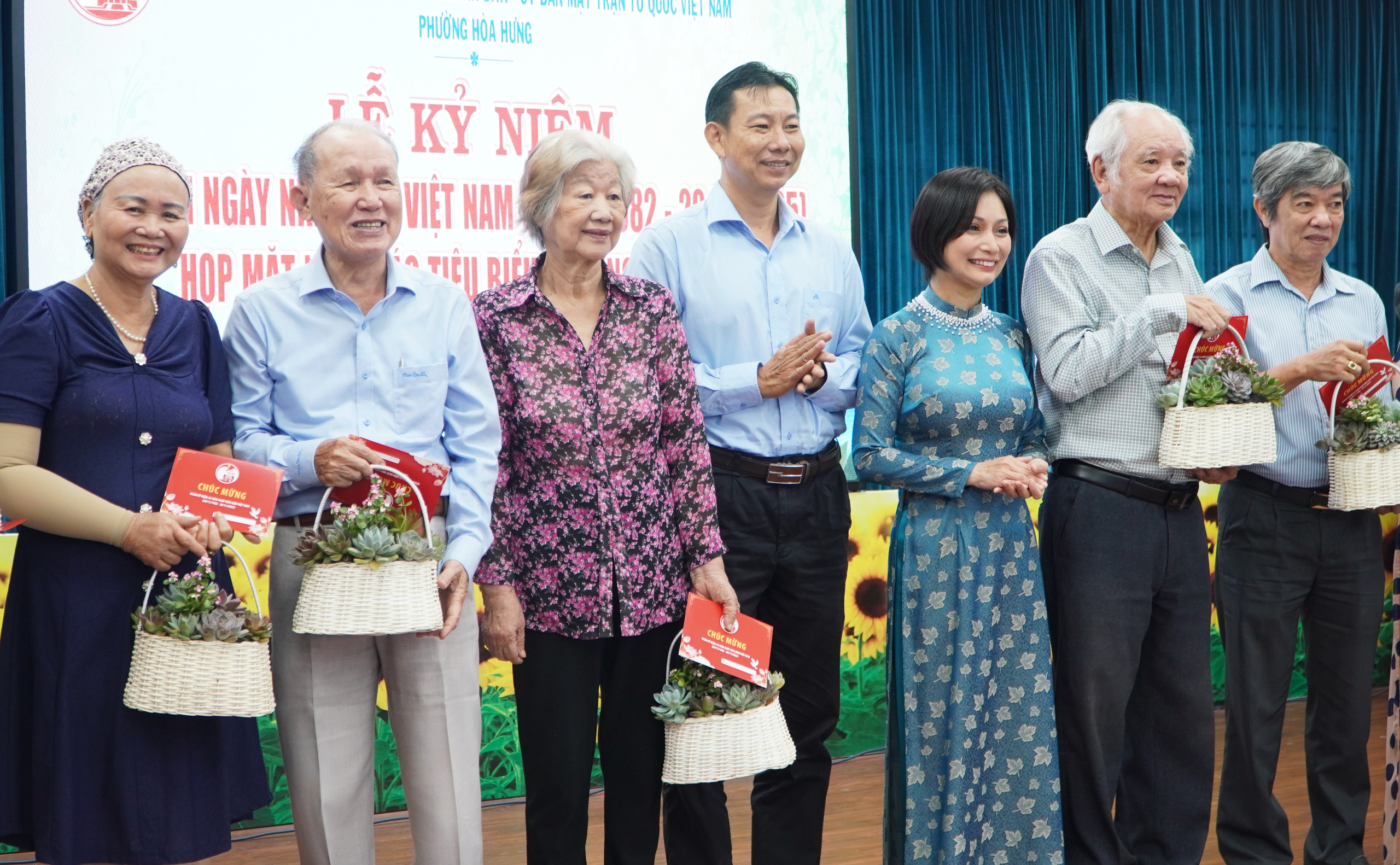 Ấm &aacute;p lễ kỷ niệm ng&agrave;y Nh&agrave; gi&aacute;o tại qu&ecirc; hương của "cụ tổ ng&agrave;nh gi&aacute;o dục Nam Kỳ" - Ảnh 4.