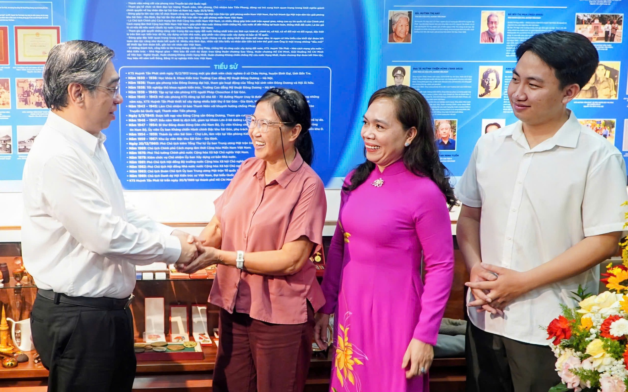 Lãnh đạo TP HCM thăm gia đình cố kiến trúc sư Huỳnh Tấn Phát và cố bác sĩ Phùng Văn Cung