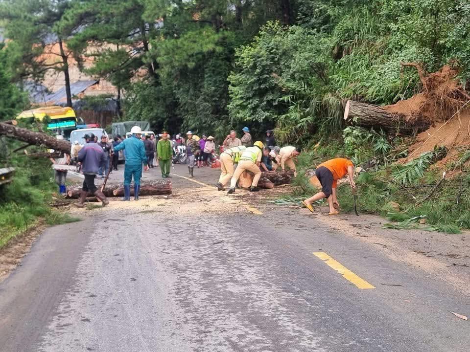 Đ&egrave;o Ngoạn Mục tạm th&ocirc;ng xe nhưng vẫn tiềm ẩn nguy cơ sạt lở - Ảnh 1.