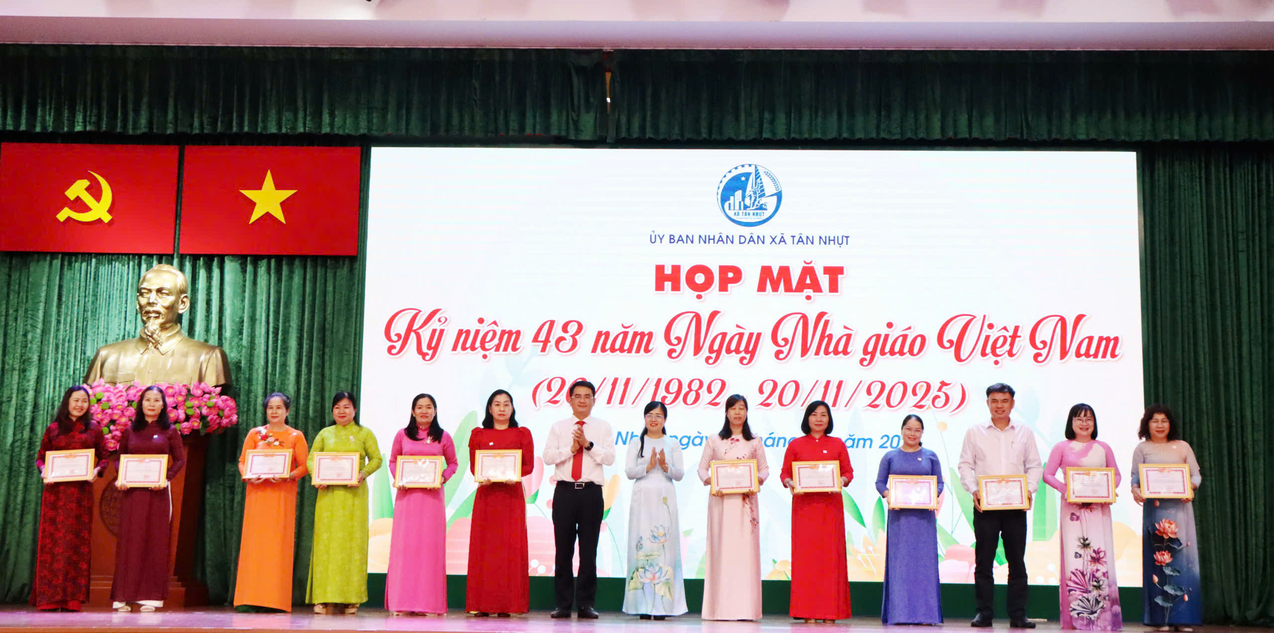 Nhiều địa phương tri &acirc;n đội ngũ nh&agrave; gi&aacute;o nh&acirc;n kỉ niệm 43 năm Ng&agrave;y Nh&agrave; gi&aacute;o Việt Nam - Ảnh 4.
