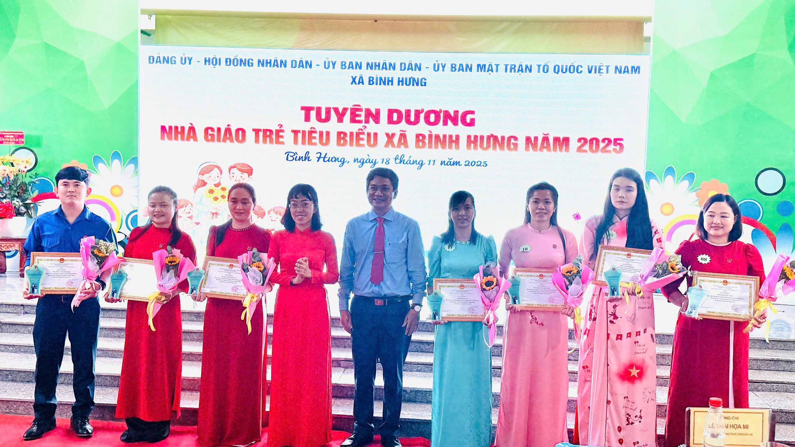 Nhiều địa phương tri &acirc;n đội ngũ nh&agrave; gi&aacute;o nh&acirc;n kỉ niệm 43 năm Ng&agrave;y Nh&agrave; gi&aacute;o Việt Nam - Ảnh 3.