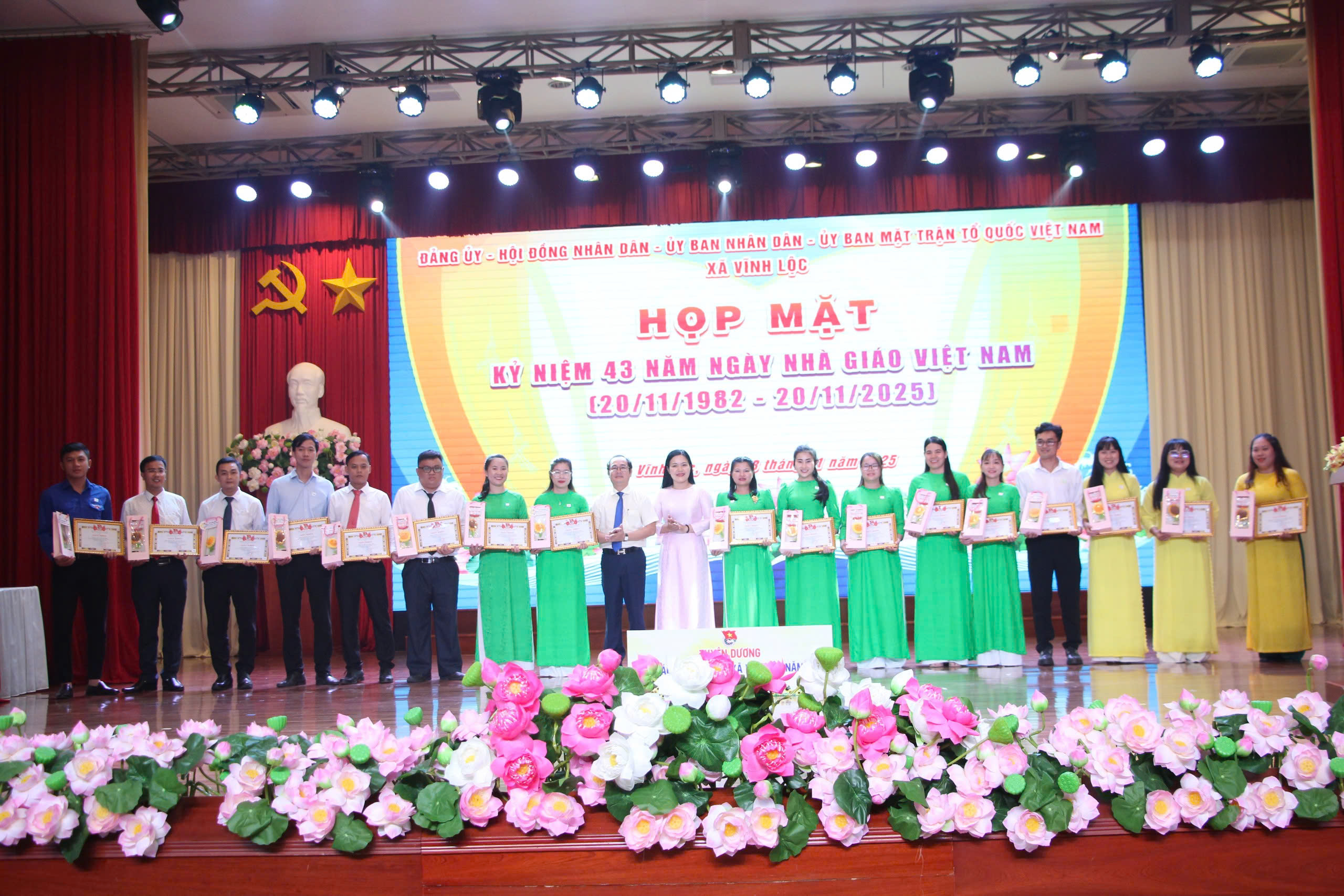Nhiều địa phương tri &acirc;n đội ngũ nh&agrave; gi&aacute;o nh&acirc;n kỉ niệm 43 năm Ng&agrave;y Nh&agrave; gi&aacute;o Việt Nam - Ảnh 5.