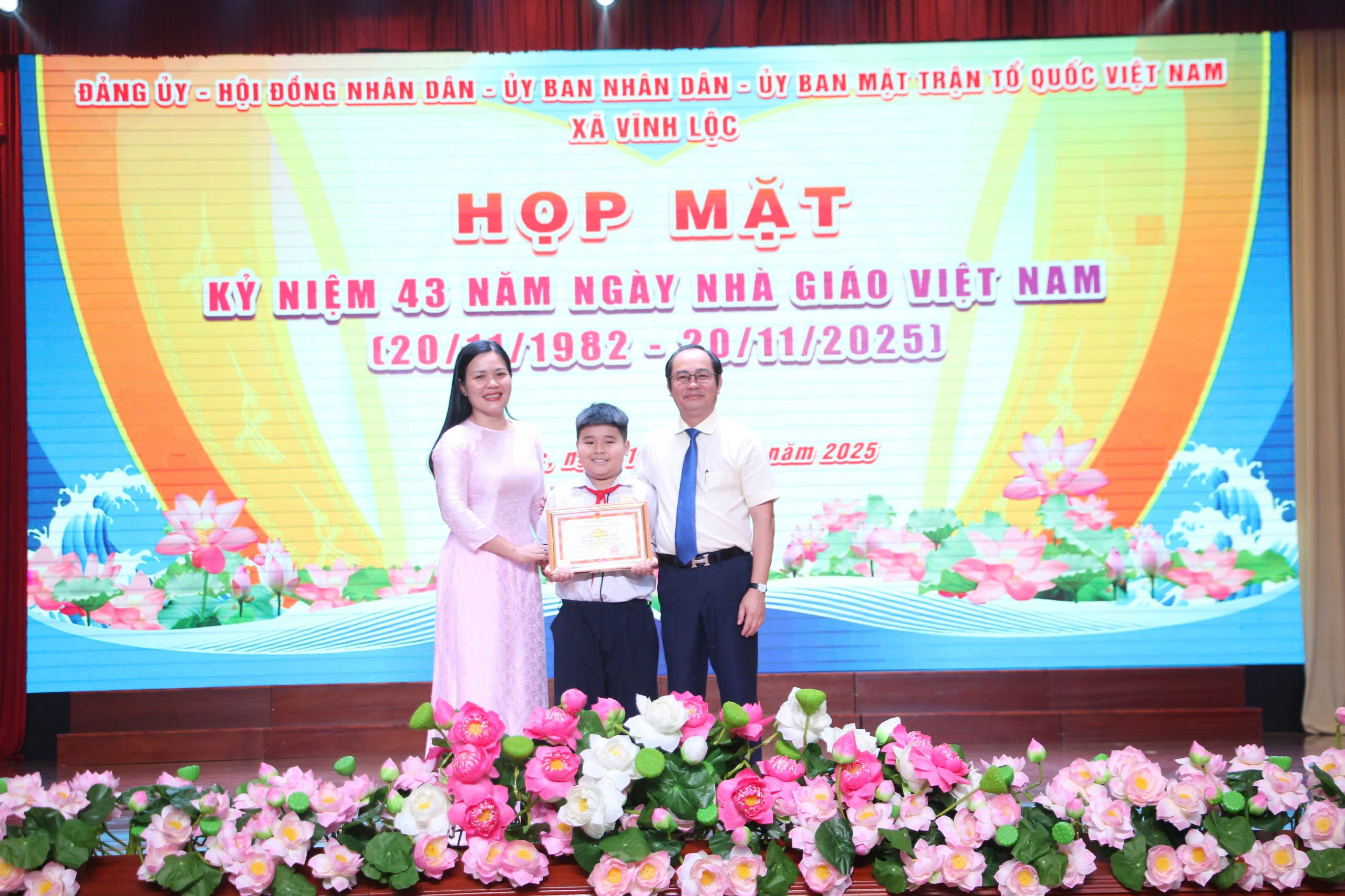Nhiều địa phương tri &acirc;n đội ngũ nh&agrave; gi&aacute;o nh&acirc;n kỉ niệm 43 năm Ng&agrave;y Nh&agrave; gi&aacute;o Việt Nam - Ảnh 6.