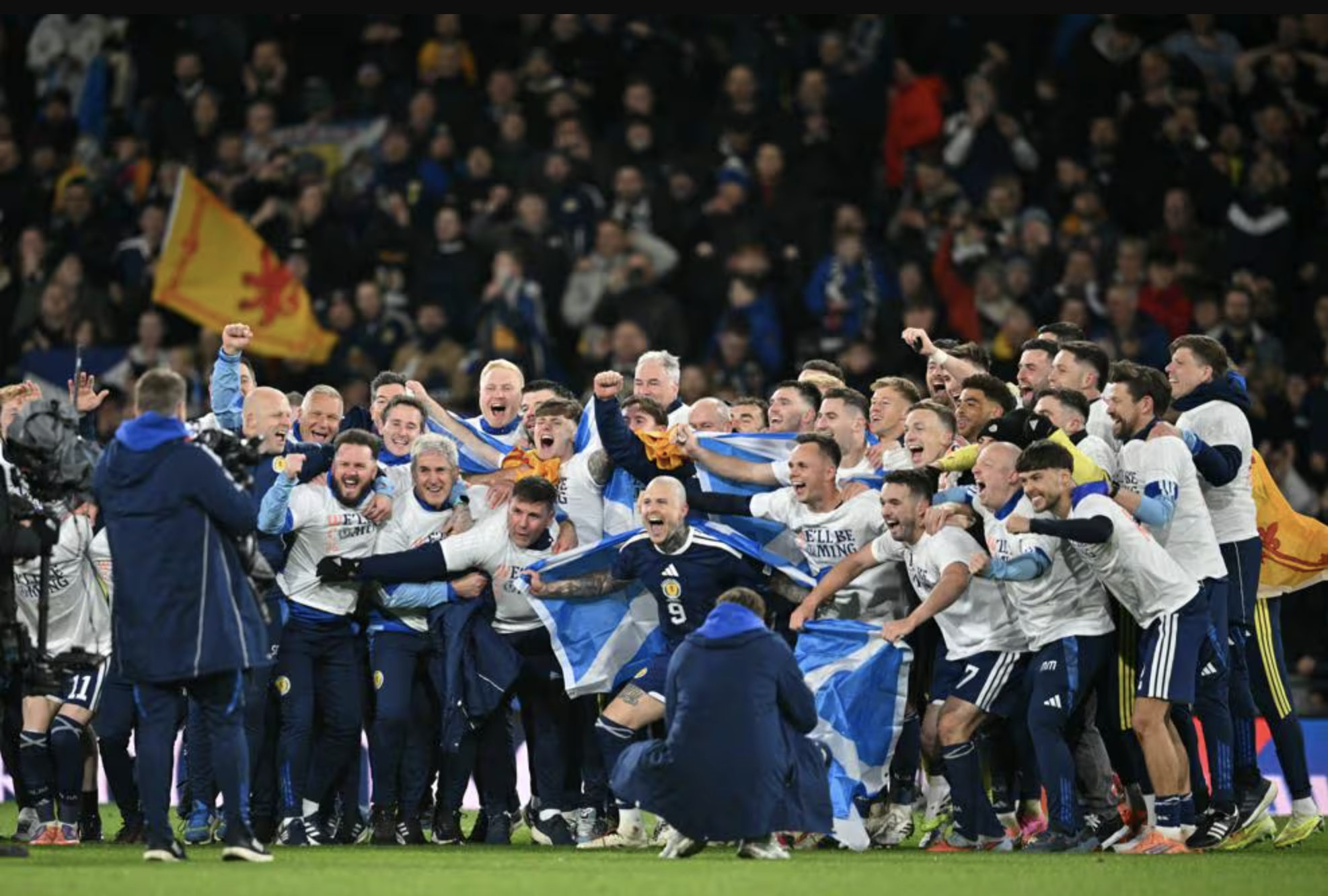 Thắng nghẹt thở Đan Mạch, "ngựa ô" Scotland góp mặt World Cup sau 28 năm - Ảnh 11.