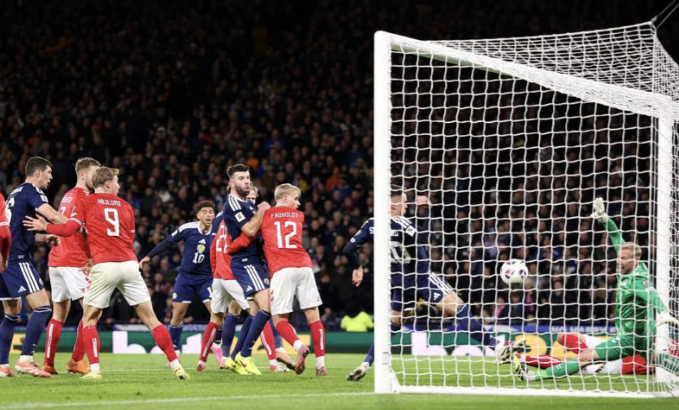 Thắng nghẹt thở Đan Mạch, "ngựa ô" Scotland góp mặt World Cup sau 28 năm - Ảnh 5.