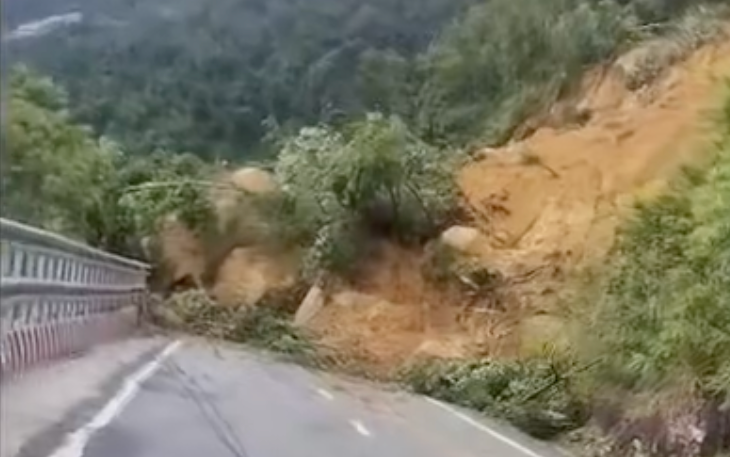 NÓNG: Giải cứu thành công 11 người mắc kẹt 2 ngày trên đèo Khánh Lê - Ảnh 2.