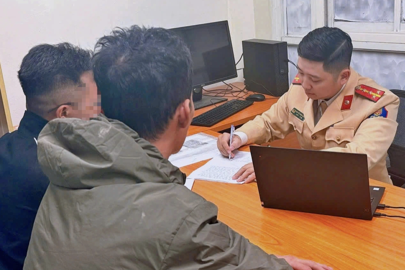Tài xế ô tô tải bị phạt vì làm rơi bùn xuống đường - Ảnh 1.