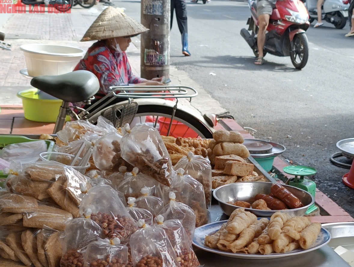 Khuyến c&aacute;o quan trọng từ sở An to&agrave;n thực phẩm TP HCM sau vụ ngộ độc b&aacute;nh m&igrave; - Ảnh 2.