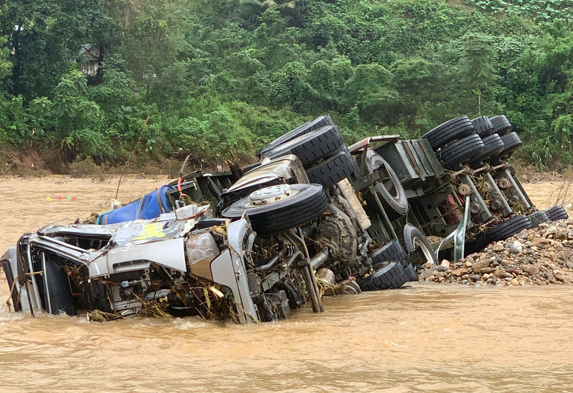 T&igrave;m kiếm t&agrave;i xế mất t&iacute;ch sau lũ cuốn tại La Lay: Hơn 100 người tham gia cứu nạn - Ảnh 3.