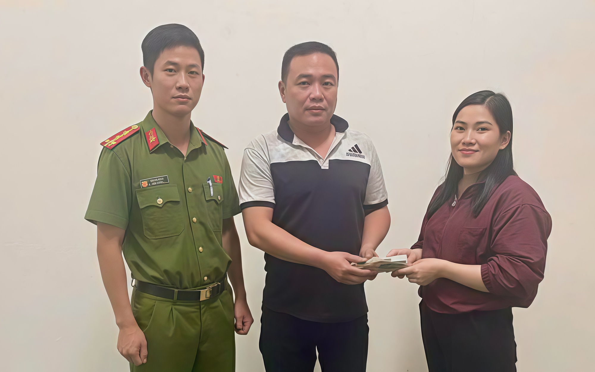 Nhặt túi nilon giữa đường, người phụ nữ phát hiện 150 triệu đồng
