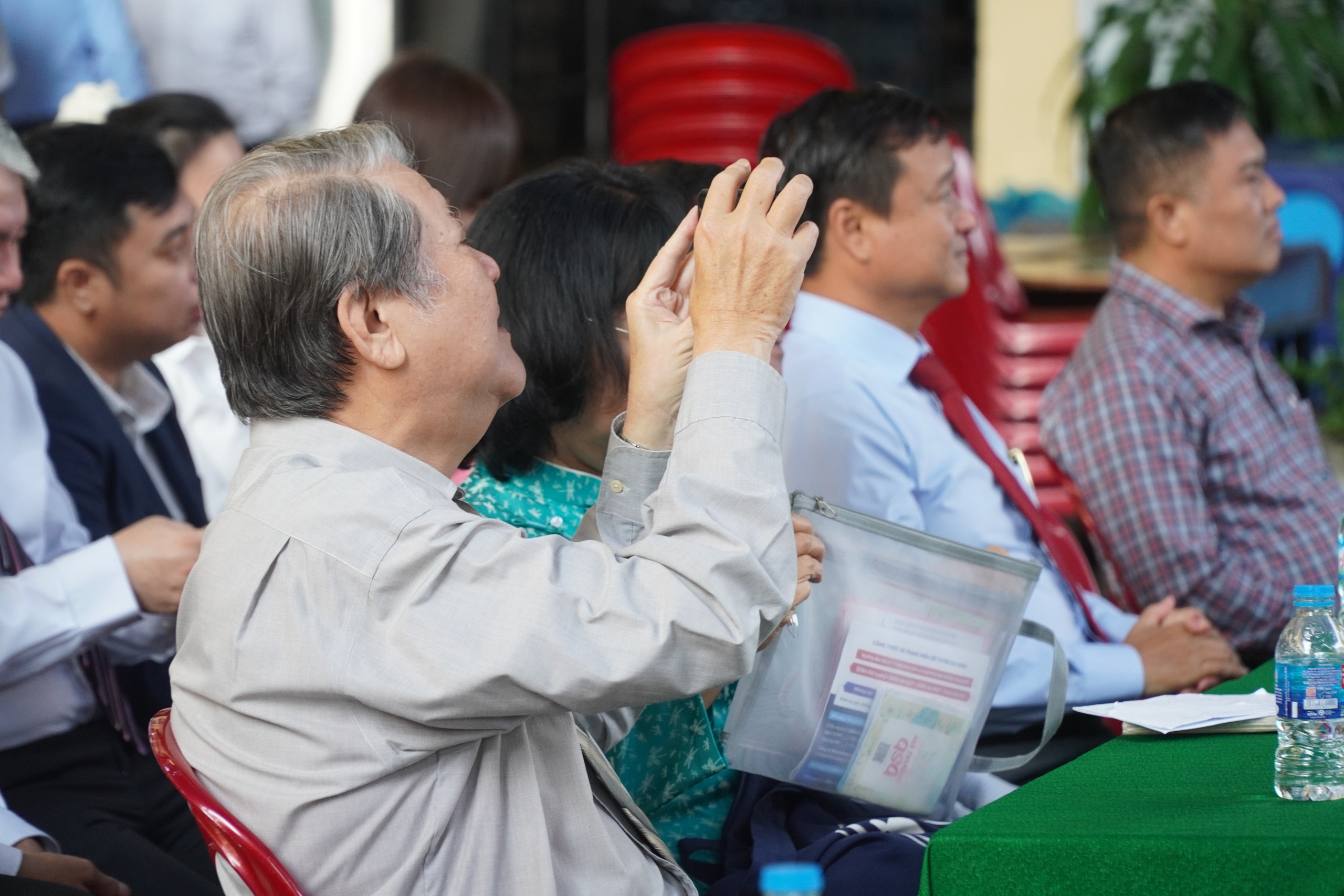 &Ocirc;ng gi&aacute;o "chịu chơi" v&agrave; h&agrave;nh tr&igrave;nh hướng nghiệp thầm lặng - Ảnh 9.