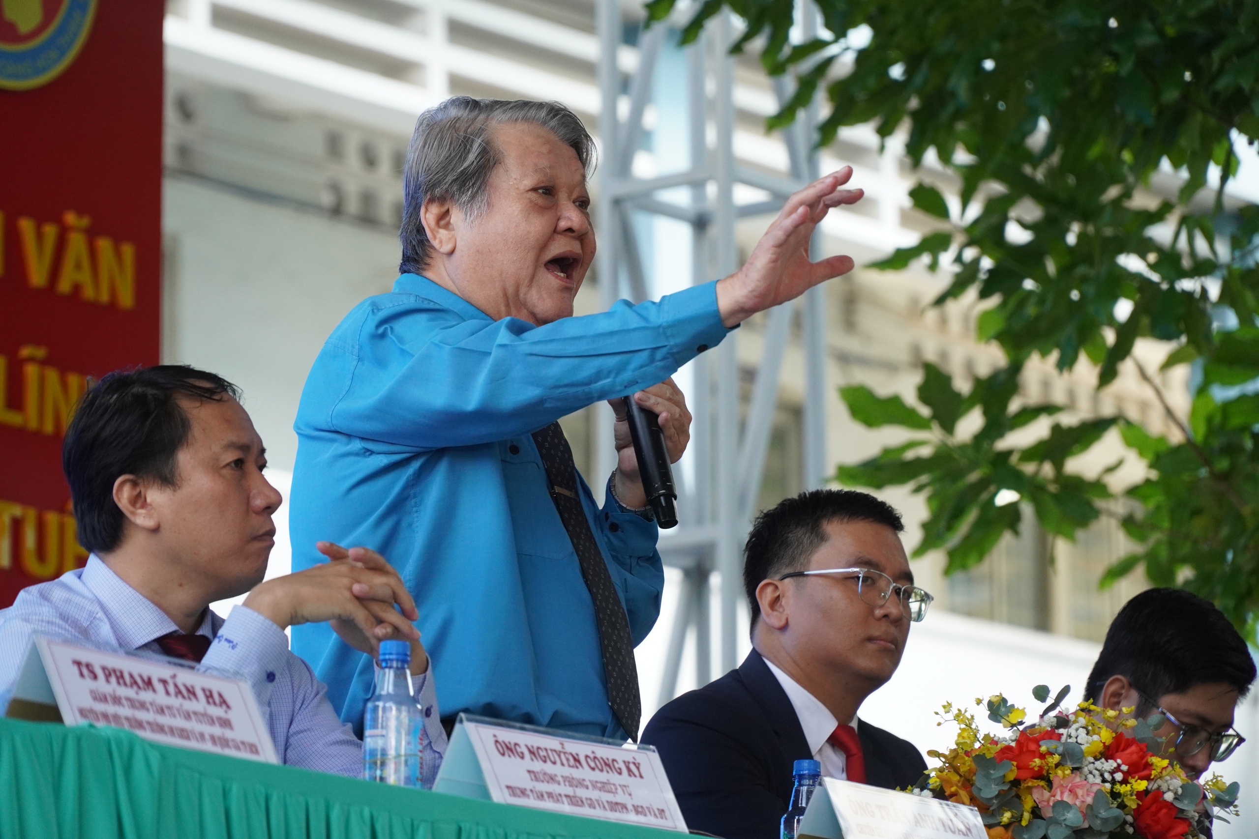 &Ocirc;ng gi&aacute;o "chịu chơi" v&agrave; h&agrave;nh tr&igrave;nh hướng nghiệp thầm lặng - Ảnh 2.
