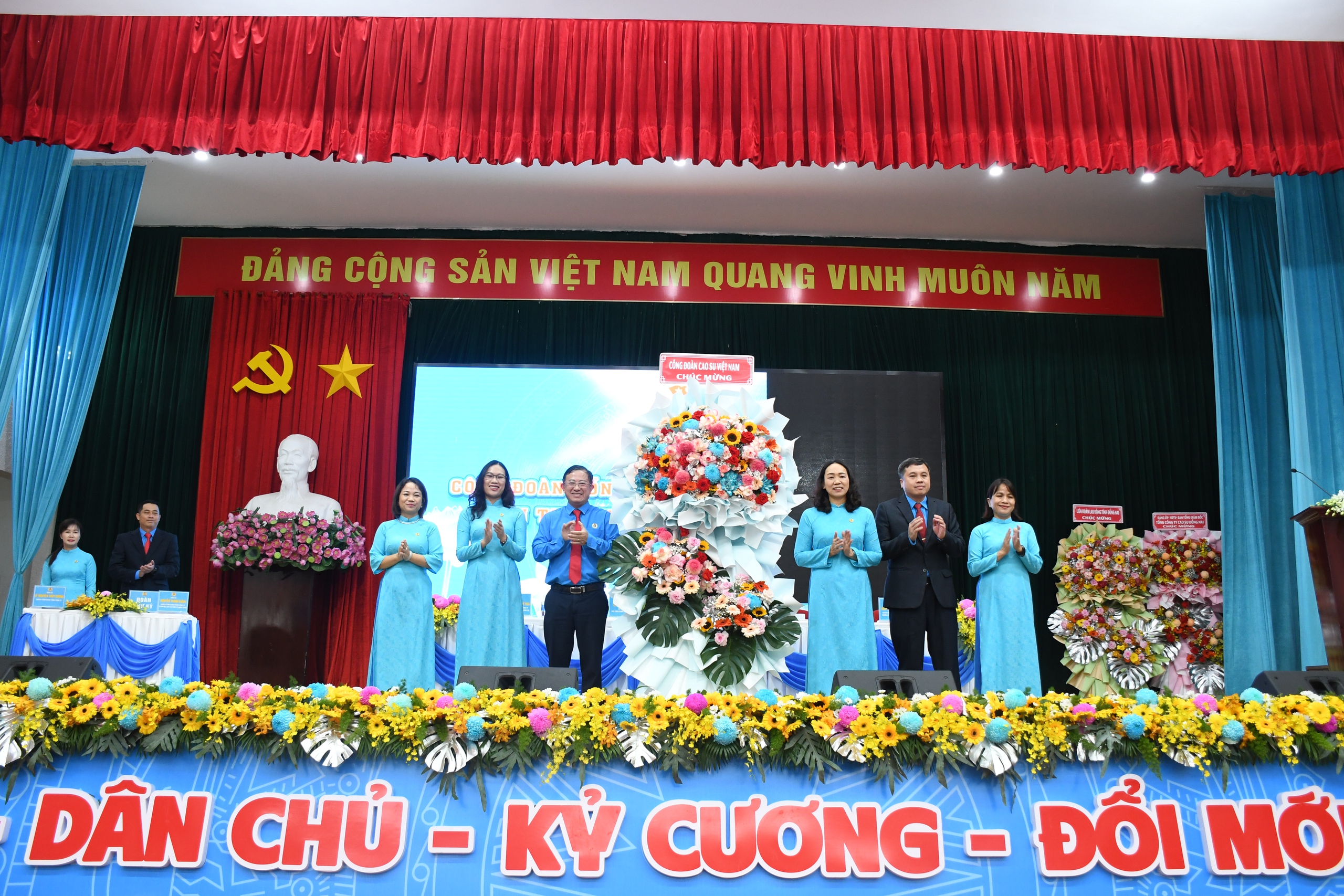 B&agrave; Trương Thị Huế Minh l&agrave;m Chủ tịch C&ocirc;ng đo&agrave;n Tổng C&ocirc;ng ty Cao su Đồng Nai - Ảnh 4.