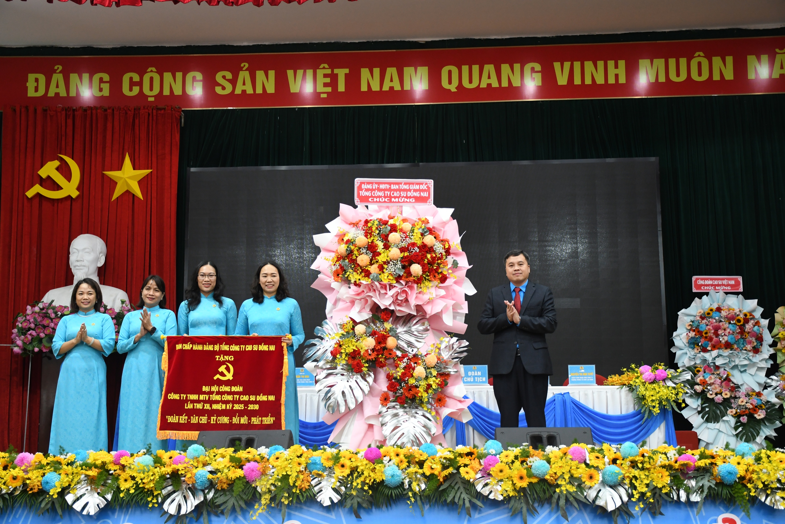 B&agrave; Trương Thị Huế Minh l&agrave;m Chủ tịch C&ocirc;ng đo&agrave;n Tổng C&ocirc;ng ty Cao su Đồng Nai - Ảnh 6.
