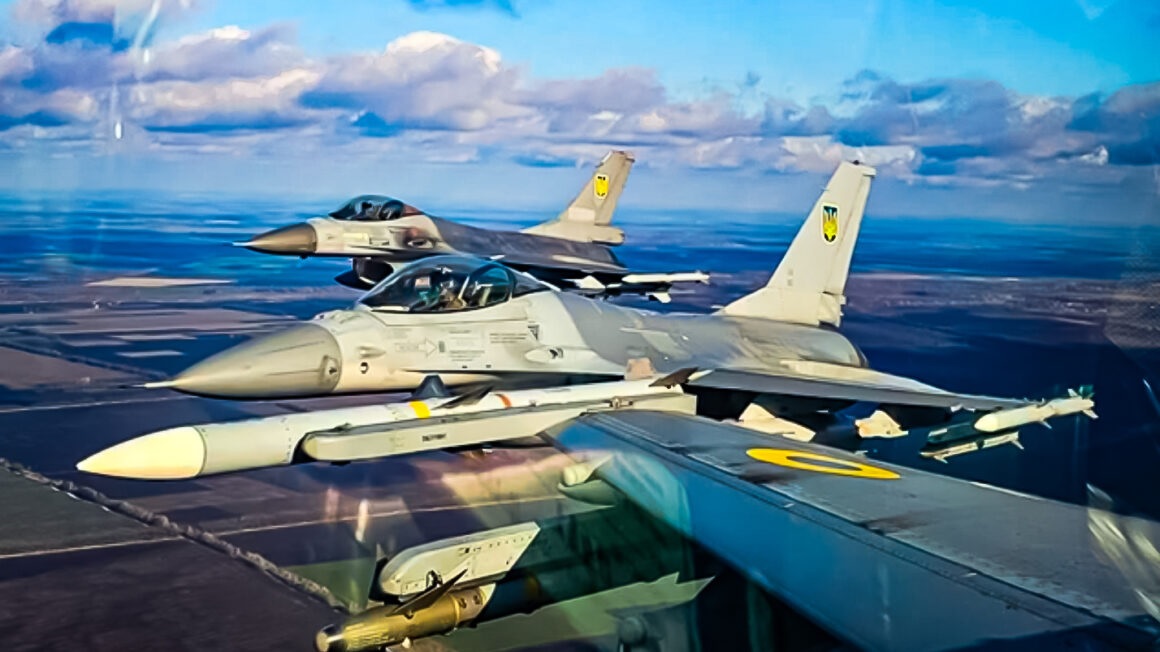 Chiến thuật sống sót trong bóng đêm của Không quân Ukraine - Ảnh 1.