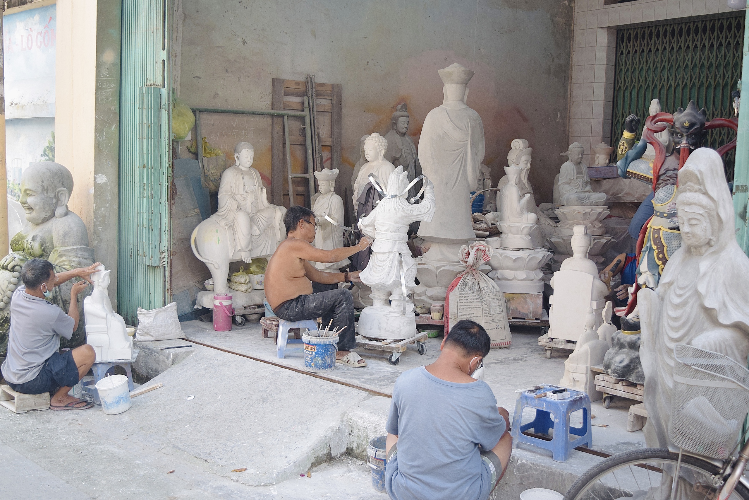 Xóm nghề tạc tượng dưới chân cầu Ông Buông - Ảnh 2.