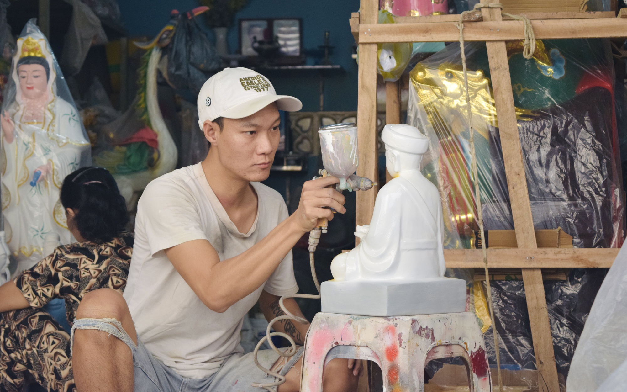 Xóm tạc tượng dưới chân cầu Ông Buông