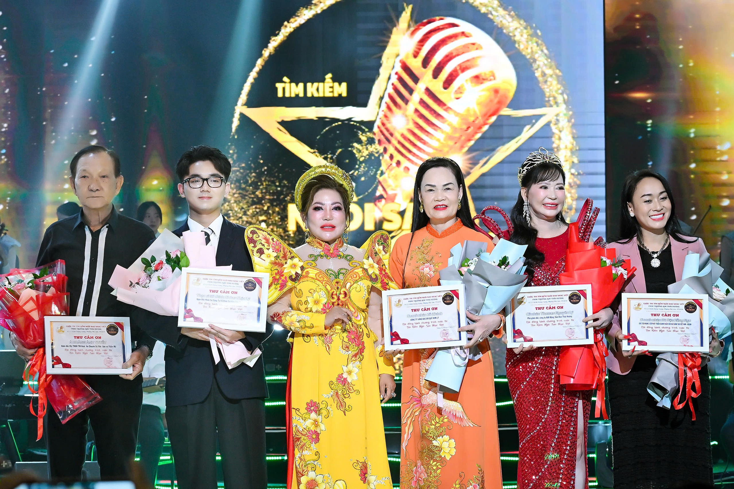 Hoa hậu Nh&acirc;n &aacute;i Đậu Hằng Nga trao giải tại Chung kết Ng&ocirc;i Sao Nhạc Việt 2025 - Ảnh 4.