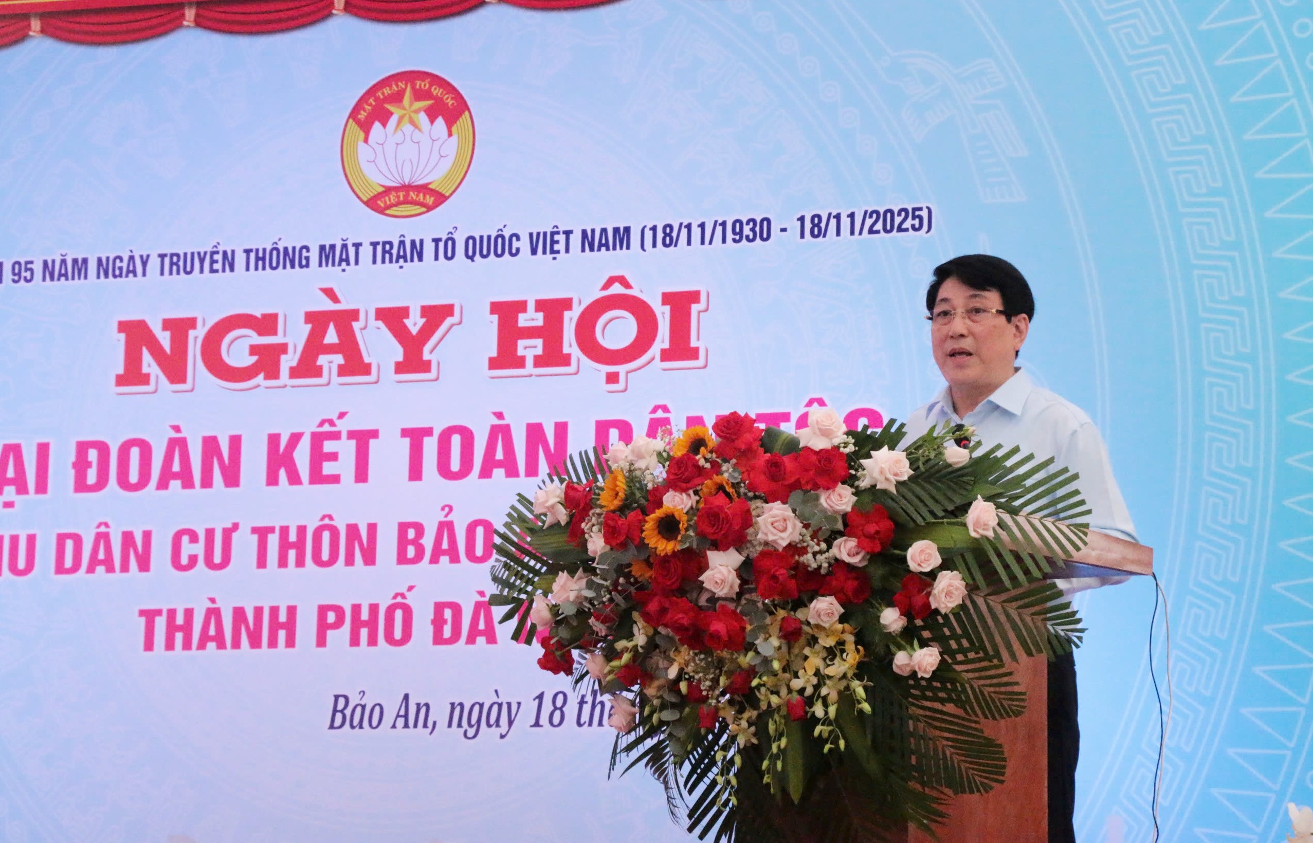 Chủ tịch nước Lương Cường chia sẻ với những mất mát của bà con vùng lũ Đà Nẵng - Ảnh 2.