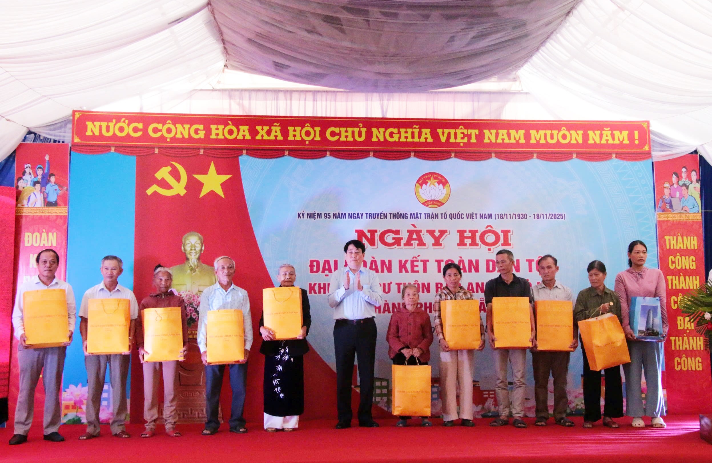 Chủ tịch nước Lương Cường chia sẻ với những mất mát của bà con vùng lũ Đà Nẵng - Ảnh 4.