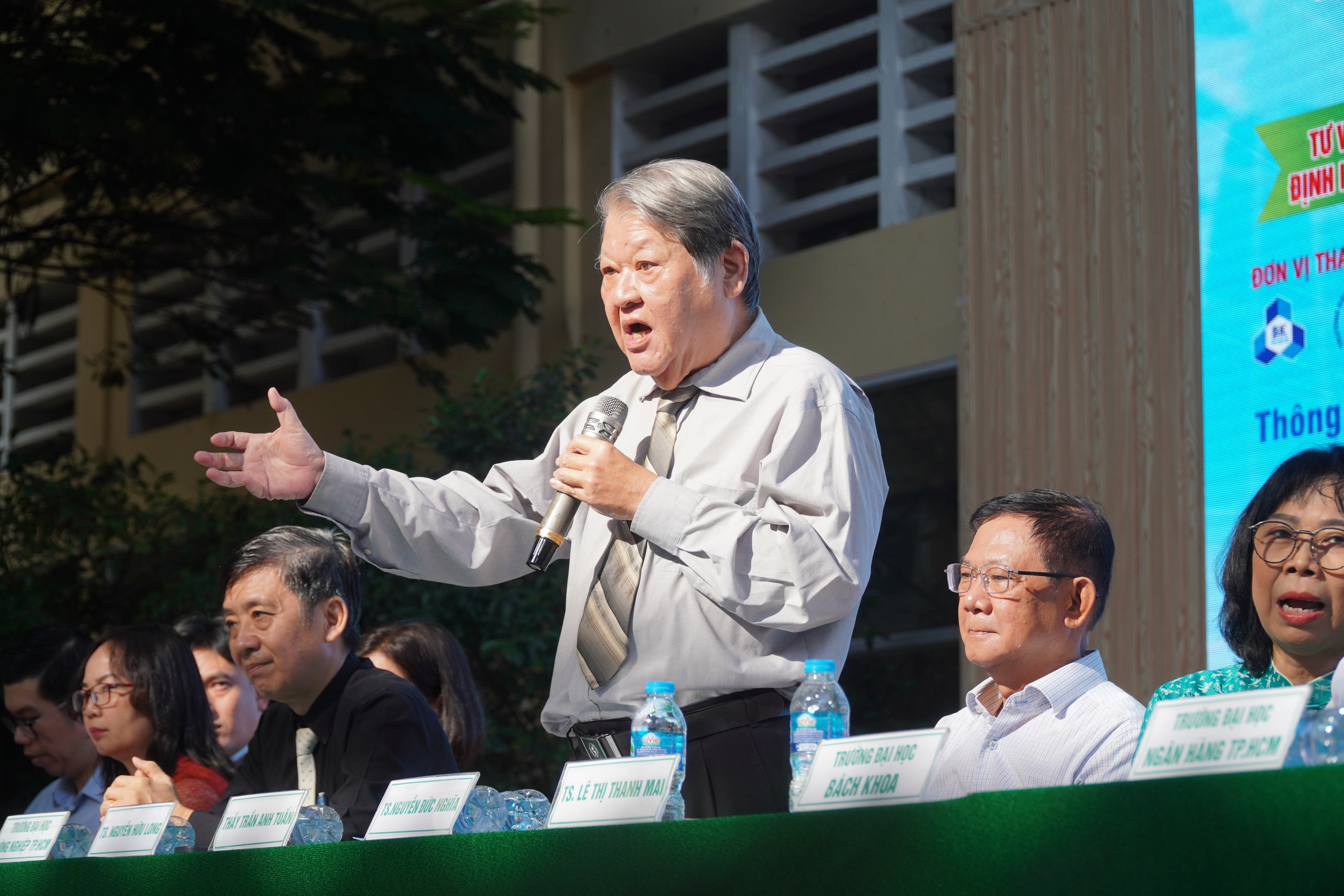&Ocirc;ng gi&aacute;o "chịu chơi" v&agrave; h&agrave;nh tr&igrave;nh hướng nghiệp thầm lặng - Ảnh 3.