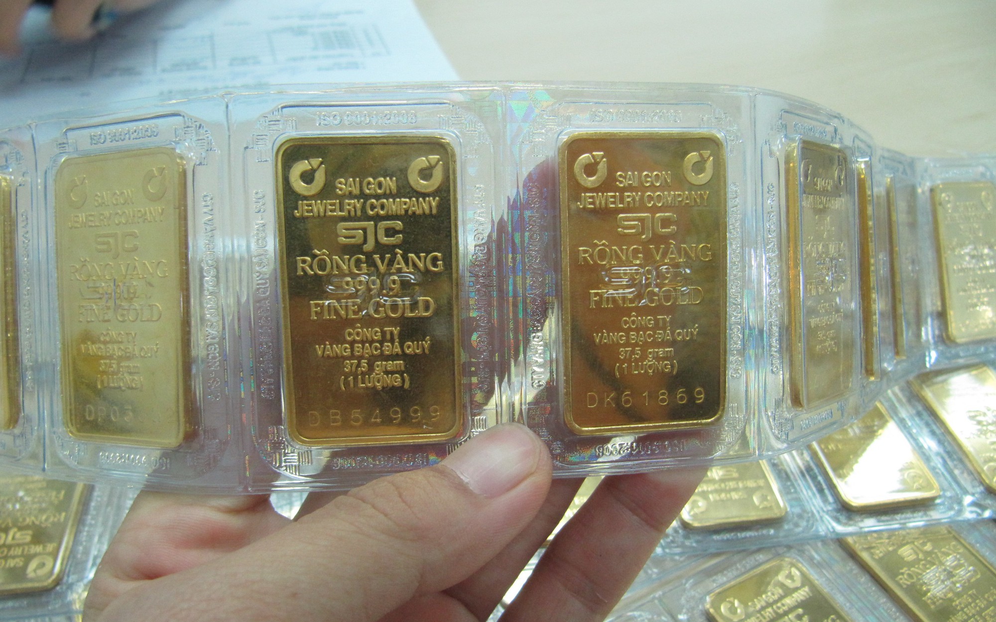 Giá vàng miếng SJC giảm mạnh gần 2 triệu đồng vào ngày 18 - 11 - Ảnh 1.