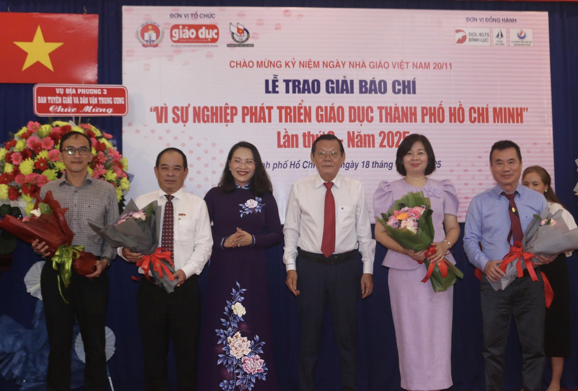 B&aacute;o Người Lao Động đoạt 2 giải b&aacute;o ch&iacute; "V&igrave; sự nghiệp ph&aacute;t triển gi&aacute;o dục TP HCM" - Ảnh 1.
