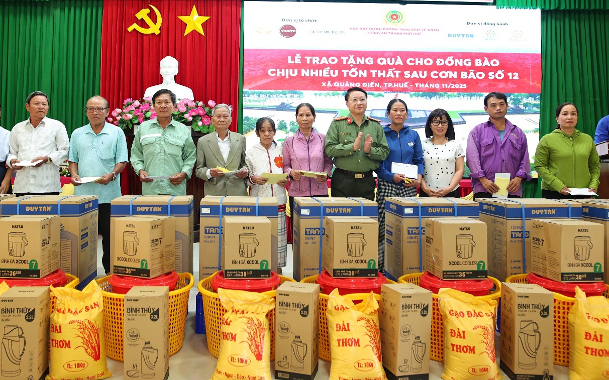 Duy Tân hỗ trợ người dân Huế khắc phục hậu quả do bão lũ