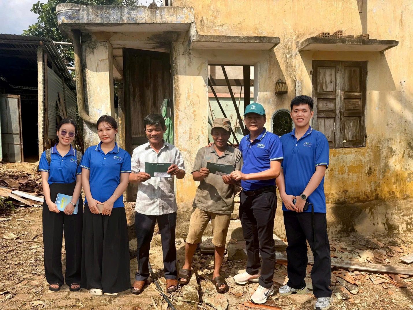 Bệnh viện JW chung tay hỗ trợ 600 hộ d&acirc;n Đ&agrave; Nẵng khắc phục hậu quả sau b&atilde;o số 12 - Ảnh 2.