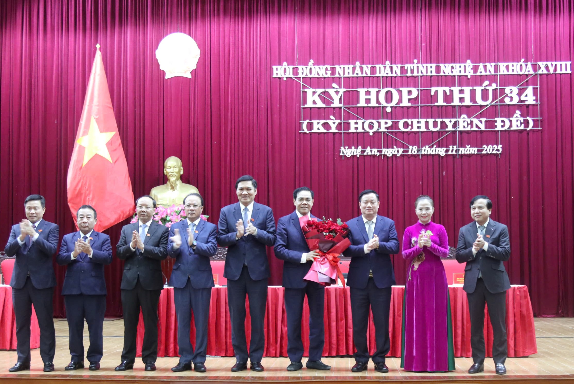 &Ocirc;ng V&otilde; Trọng Hải được bầu giữ chức Chủ tịch UBND tỉnh Nghệ An - Ảnh 2.