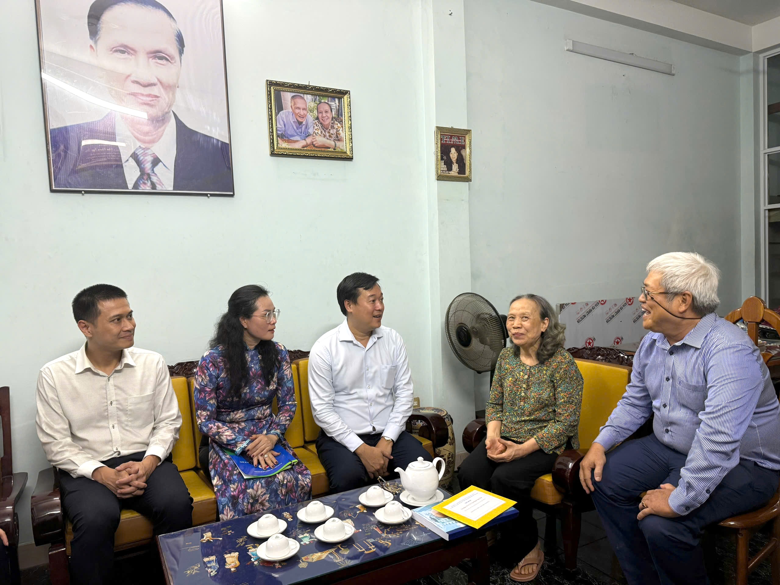 Ông Lê Quốc Phong thăm nhà giáo tiêu biểu ở TPHCM - Ảnh 2.