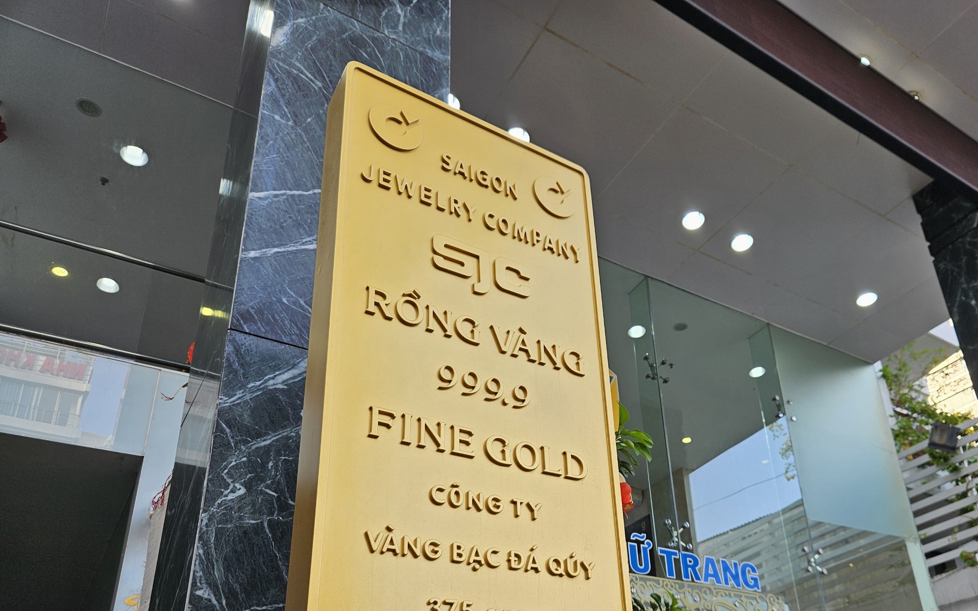 Giá vàng hôm nay 18-11: Giảm mạnh sau chuỗi ngày lập đỉnh - Ảnh 2.