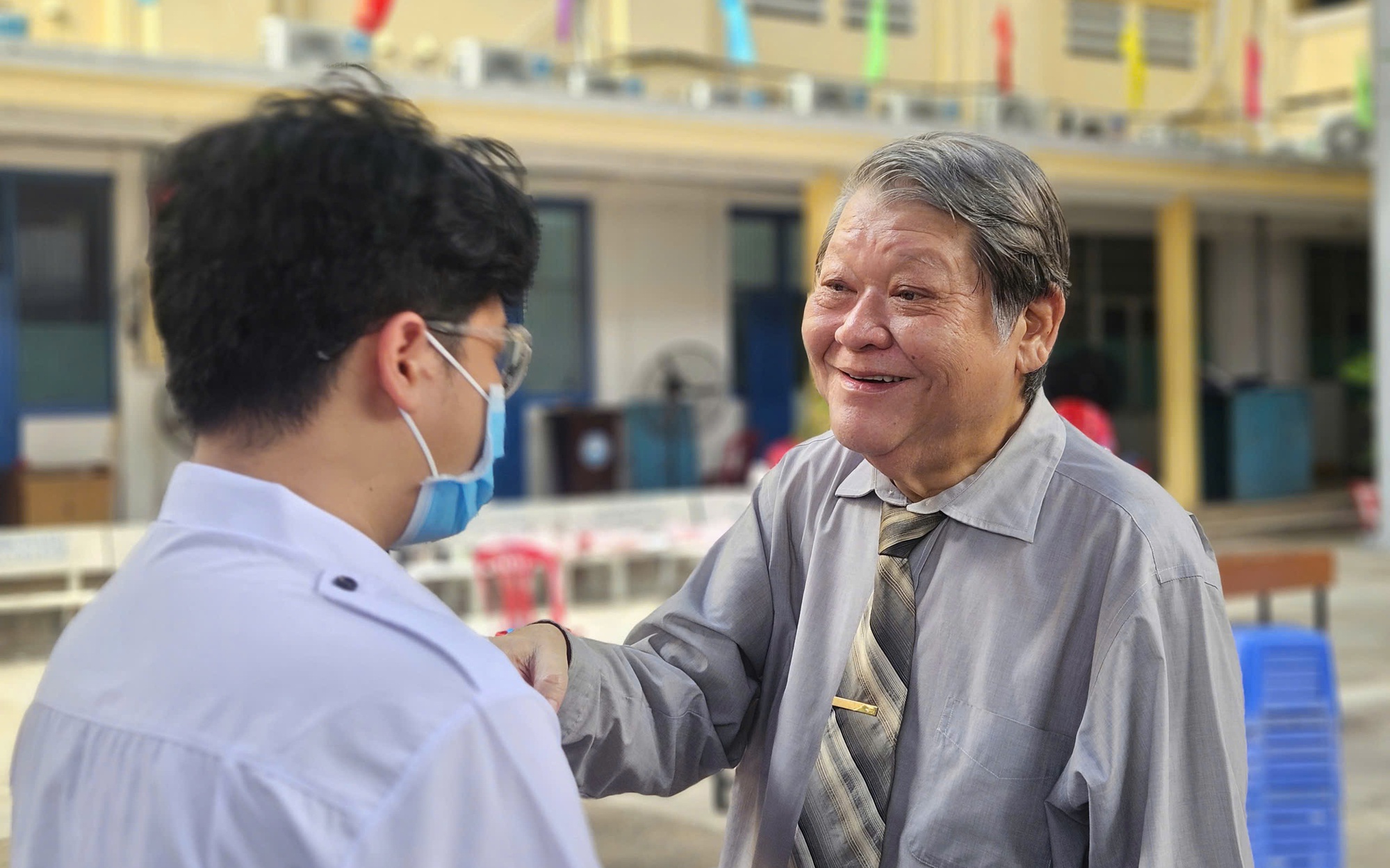 Ông giáo già "chịu chơi" - Trần Anh Tuấn