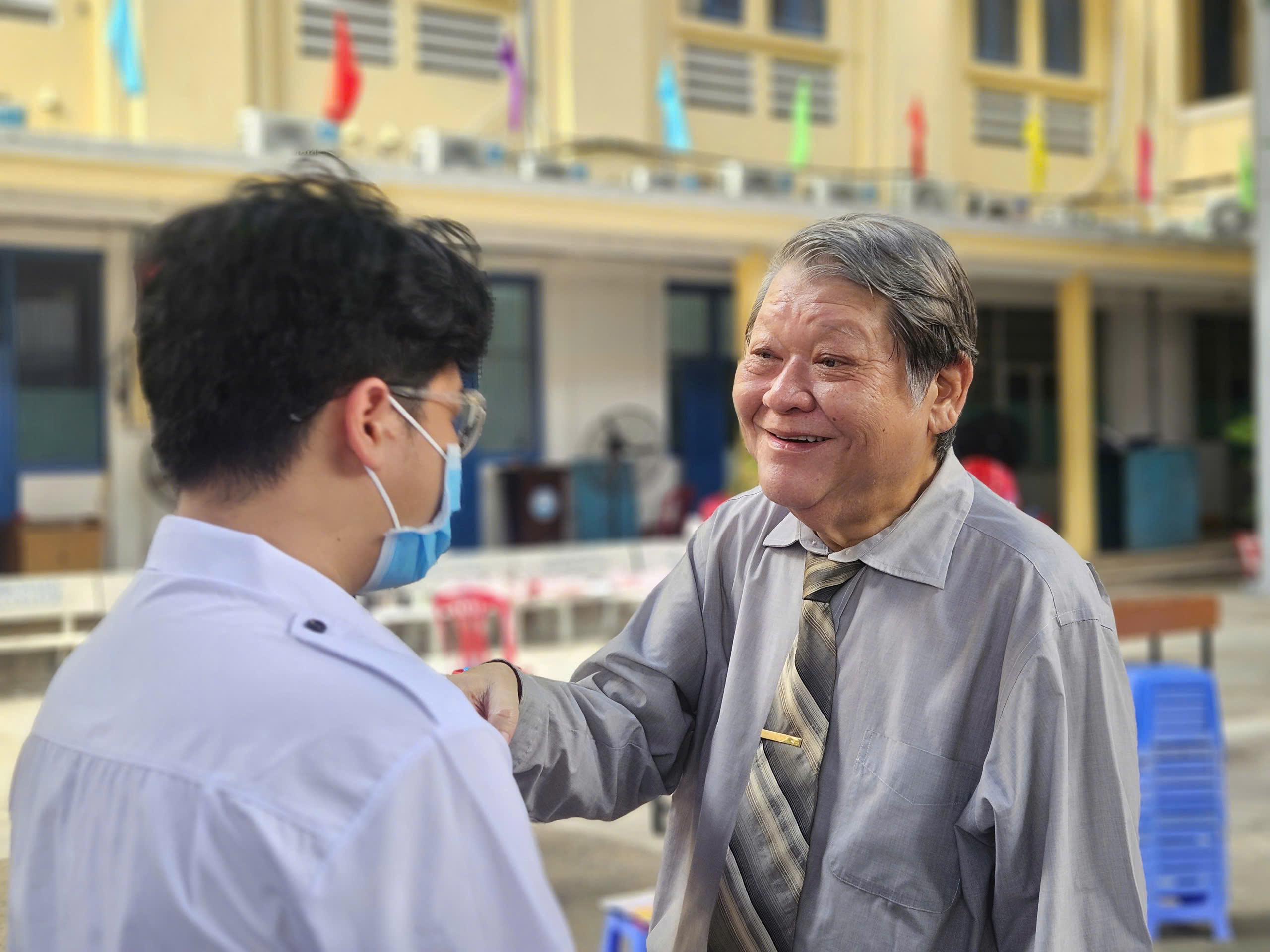 &Ocirc;ng gi&aacute;o "chịu chơi" v&agrave; h&agrave;nh tr&igrave;nh hướng nghiệp thầm lặng - Ảnh 1.