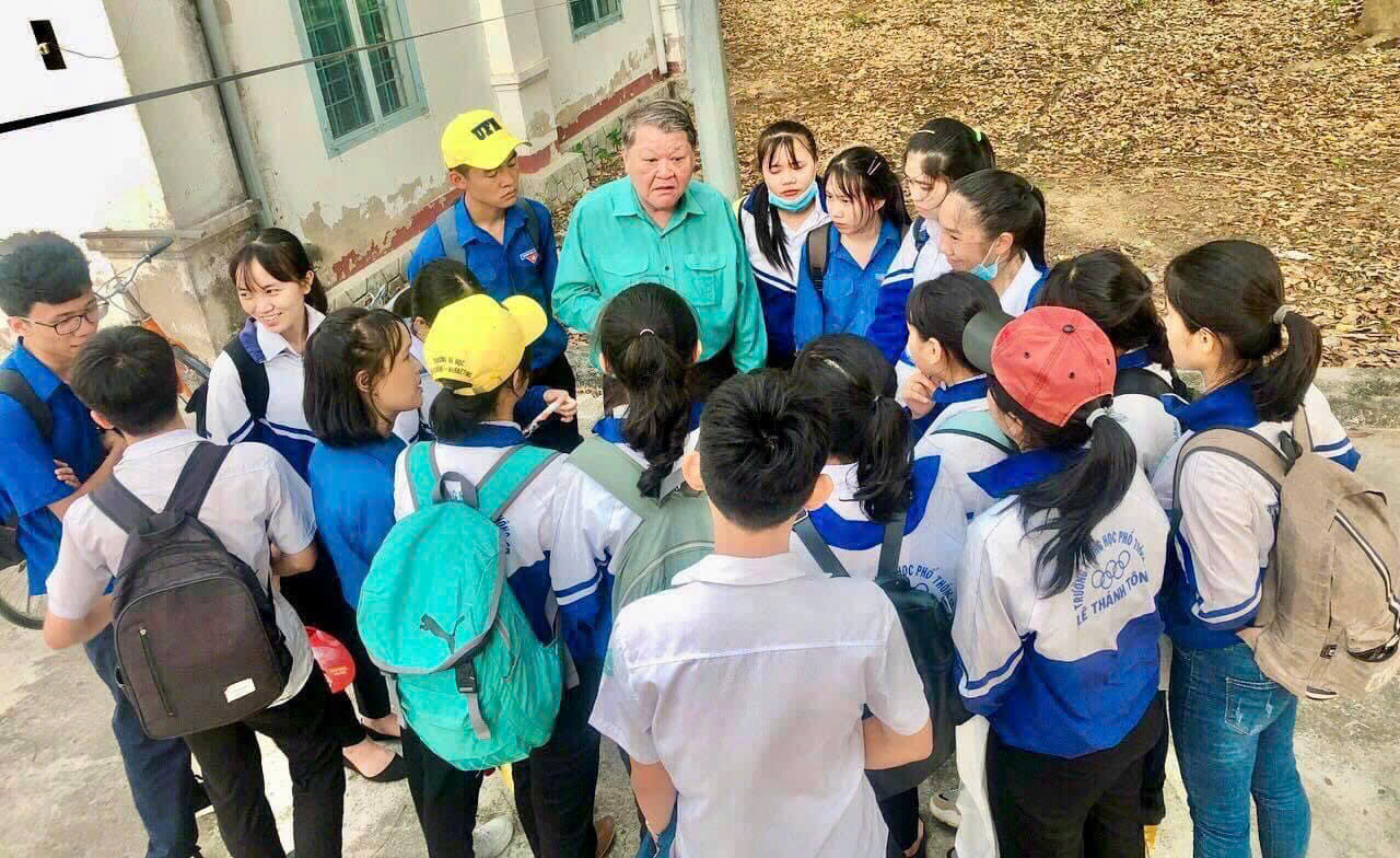 &Ocirc;ng gi&aacute;o "chịu chơi" v&agrave; h&agrave;nh tr&igrave;nh hướng nghiệp thầm lặng - Ảnh 6.
