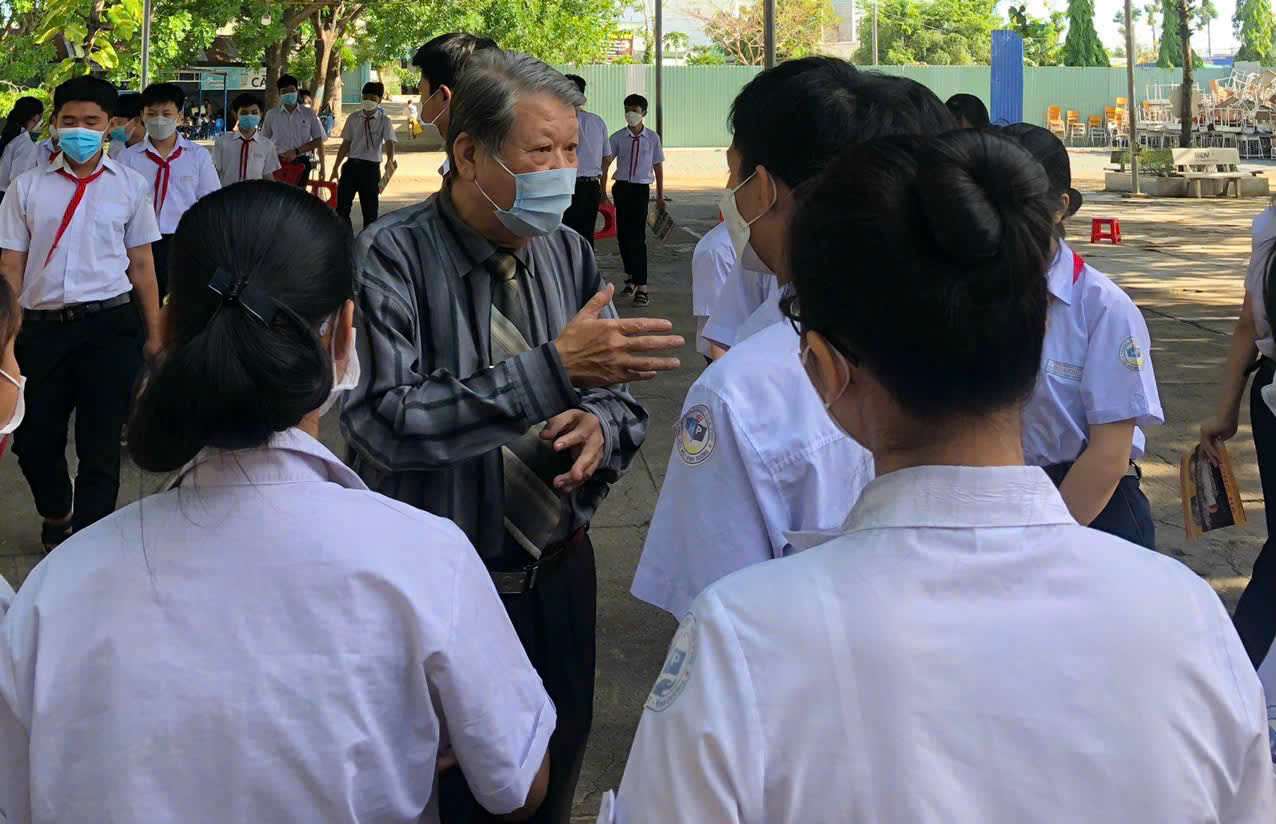 &Ocirc;ng gi&aacute;o "chịu chơi" v&agrave; h&agrave;nh tr&igrave;nh hướng nghiệp thầm lặng - Ảnh 5.