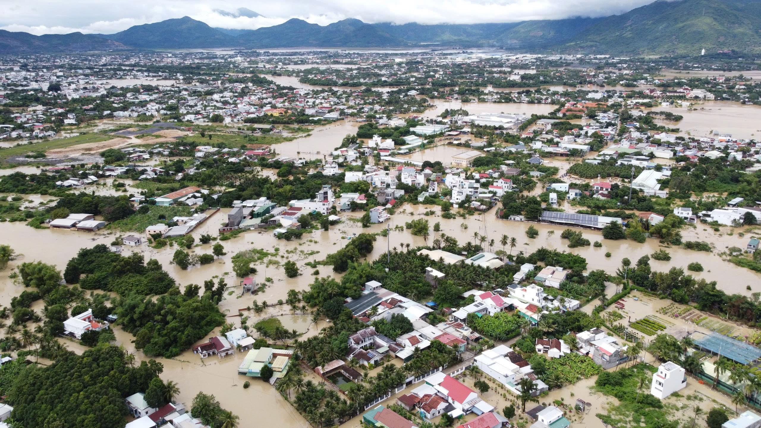 Kh&aacute;nh H&ograve;a: Sẽ tiếp tục c&oacute; mưa to, Nha Trang vẫn ngập, 2 người c&ograve;n mất t&iacute;ch - Ảnh 6.