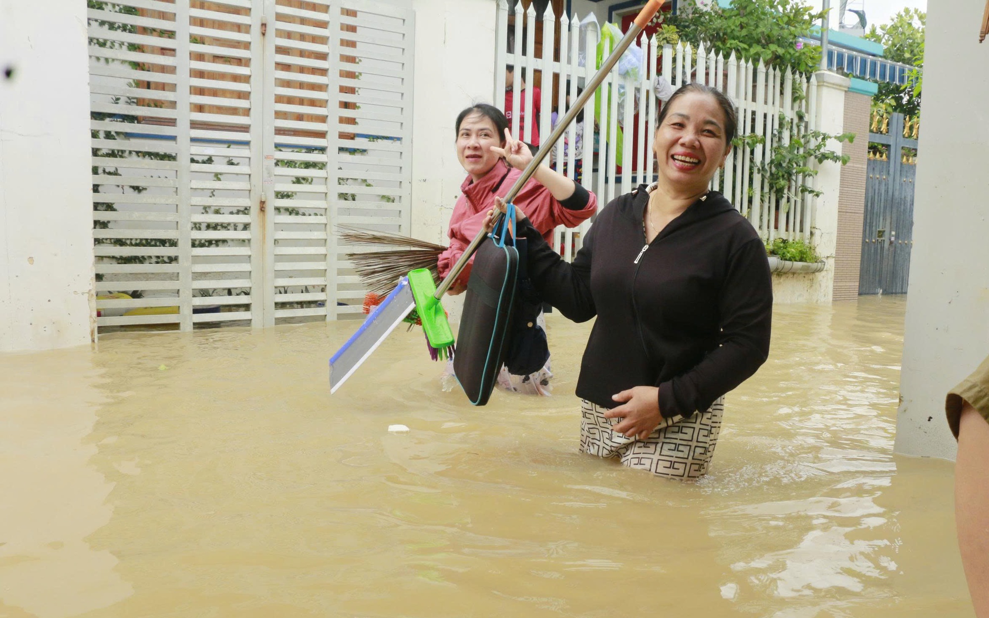 Tiếp tục có mưa to, nguy cơ sạt lở tái diễn, Nha Trang lại ngập