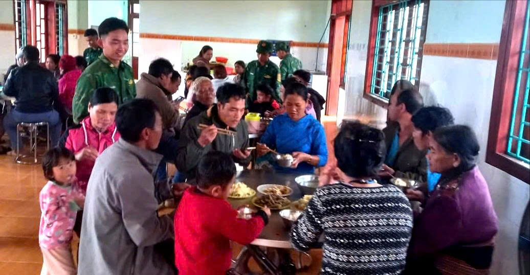 Bếp ăn 0 đồng hỗ trợ người dân vùng sạt lở Hùng Sơn trong mùa mưa lũ - Ảnh 10.