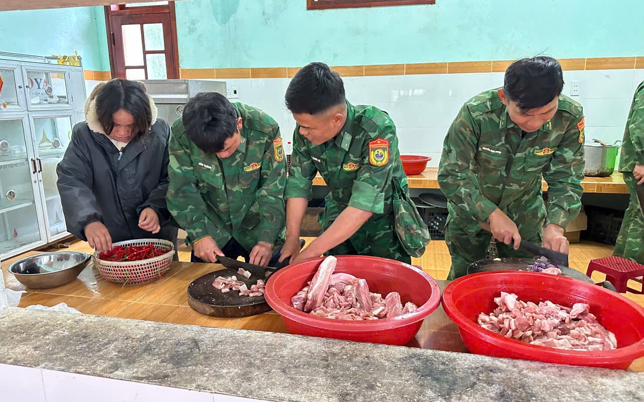 Ấm áp bữa cơm bộ đội và giáo viên nấu cho người dân vùng sạt lở Hùng Sơn