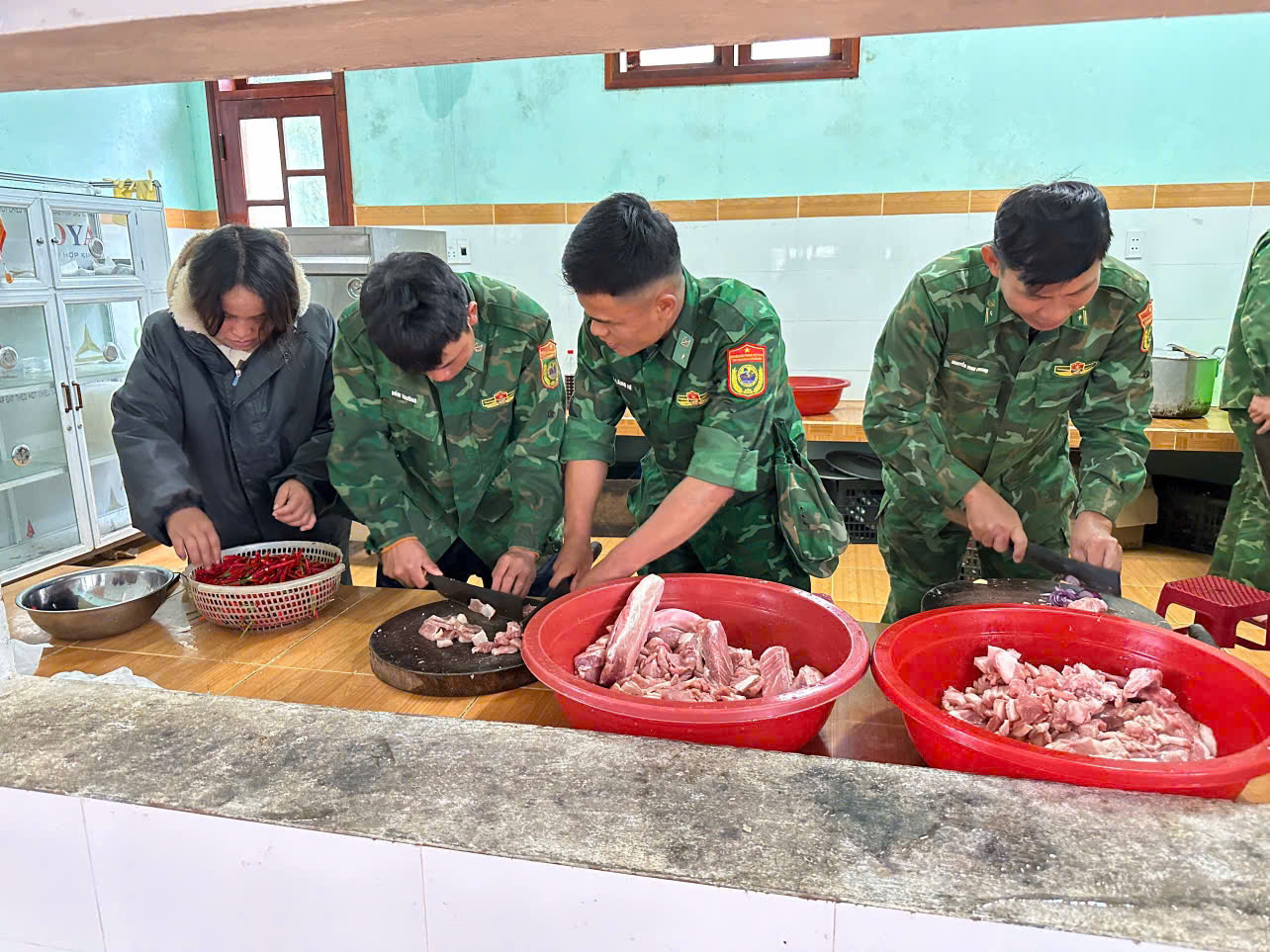 Bếp ăn 0 đồng hỗ trợ người dân vùng sạt lở Hùng Sơn trong mùa mưa lũ - Ảnh 2.