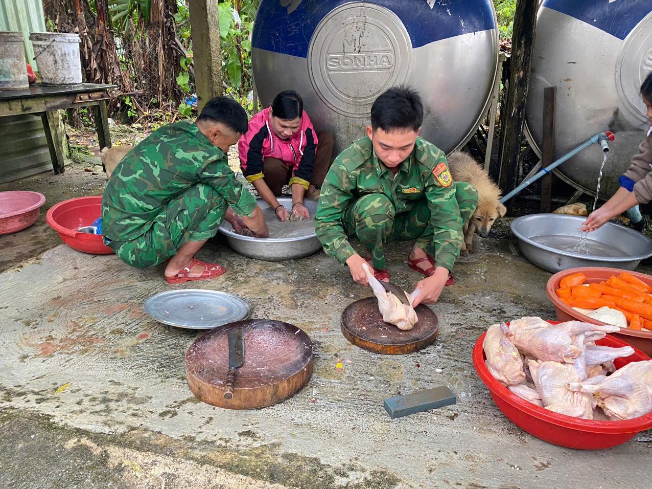 Bếp ăn 0 đồng hỗ trợ người dân vùng sạt lở Hùng Sơn trong mùa mưa lũ - Ảnh 1.