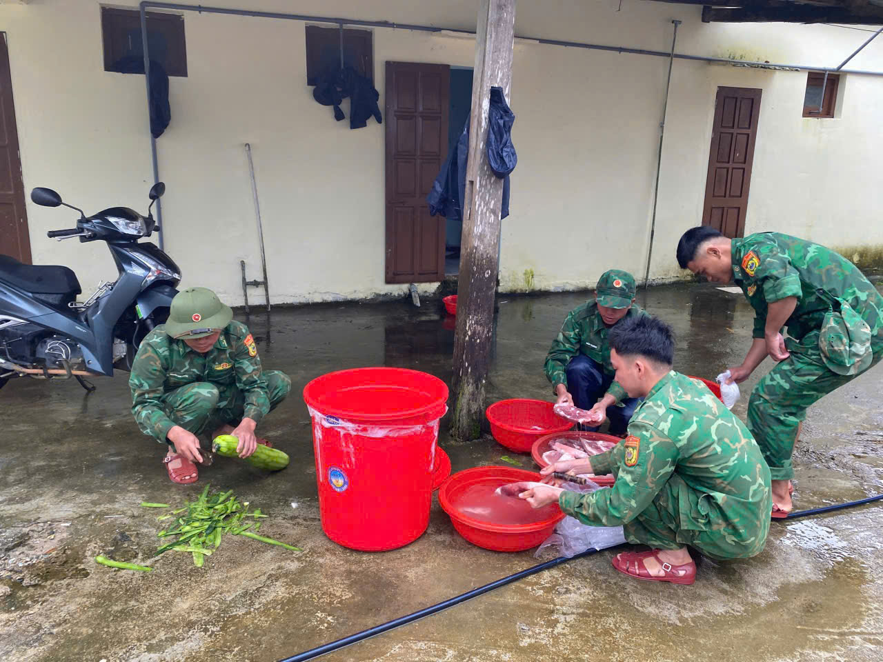 Bếp ăn 0 đồng hỗ trợ người dân vùng sạt lở Hùng Sơn trong mùa mưa lũ - Ảnh 3.