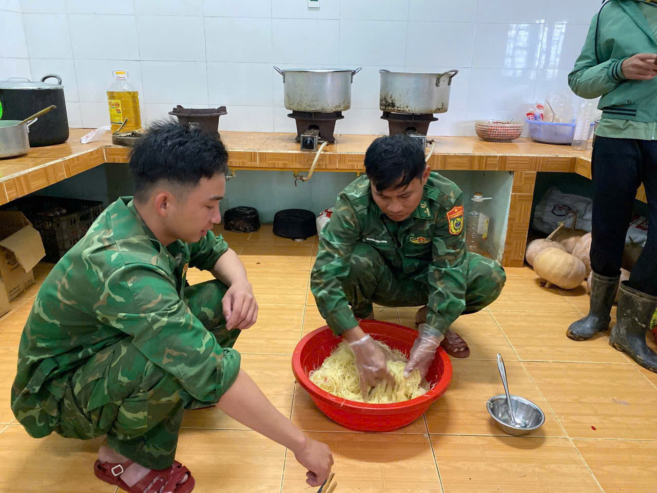 Bếp ăn 0 đồng hỗ trợ người dân vùng sạt lở Hùng Sơn trong mùa mưa lũ - Ảnh 4.