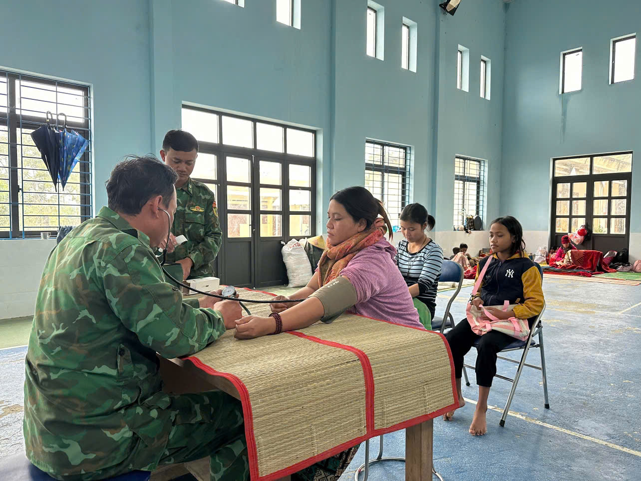 Bếp ăn 0 đồng hỗ trợ người dân vùng sạt lở Hùng Sơn trong mùa mưa lũ - Ảnh 6.