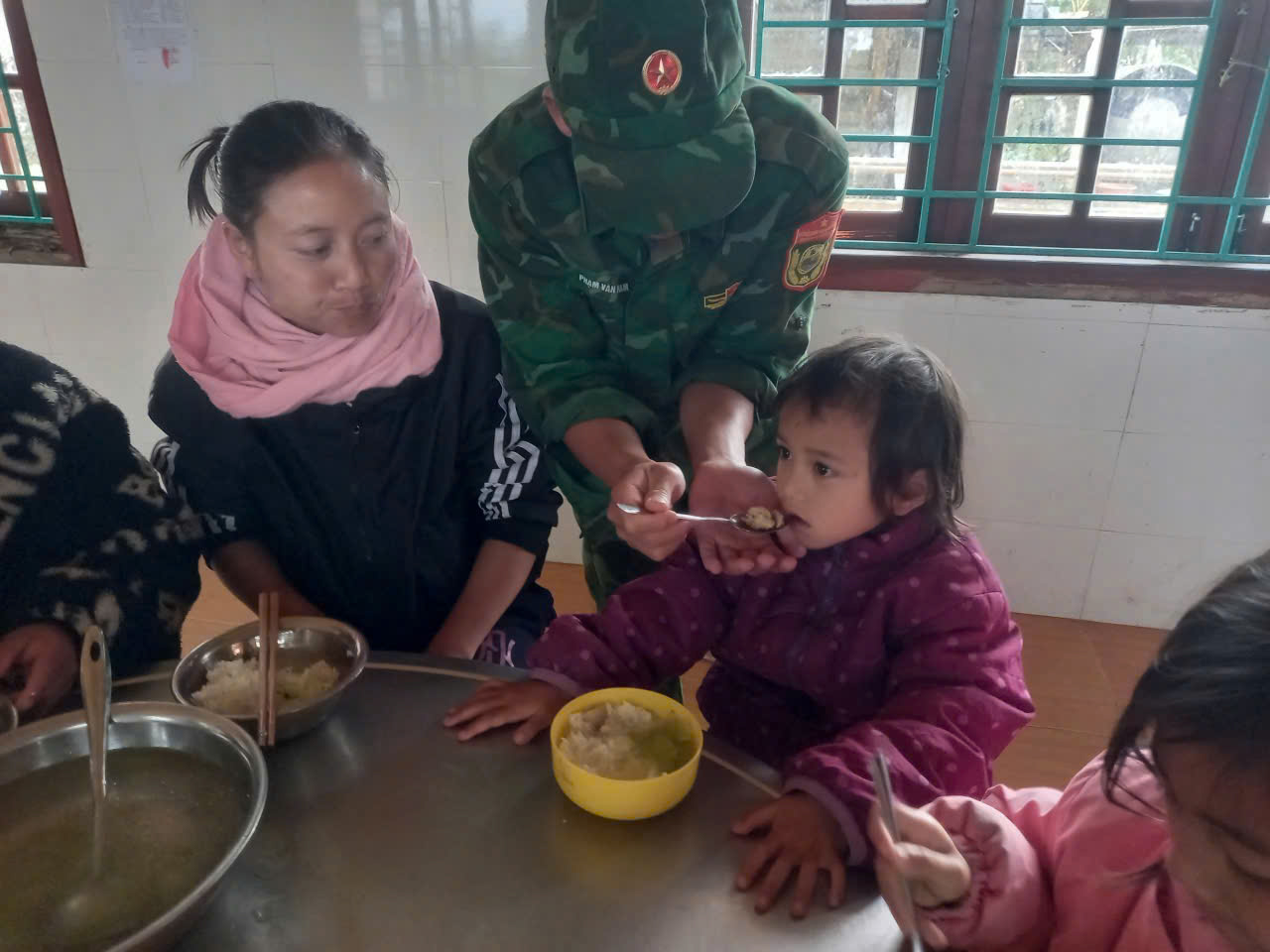 Bếp ăn 0 đồng hỗ trợ người dân vùng sạt lở Hùng Sơn trong mùa mưa lũ - Ảnh 13.