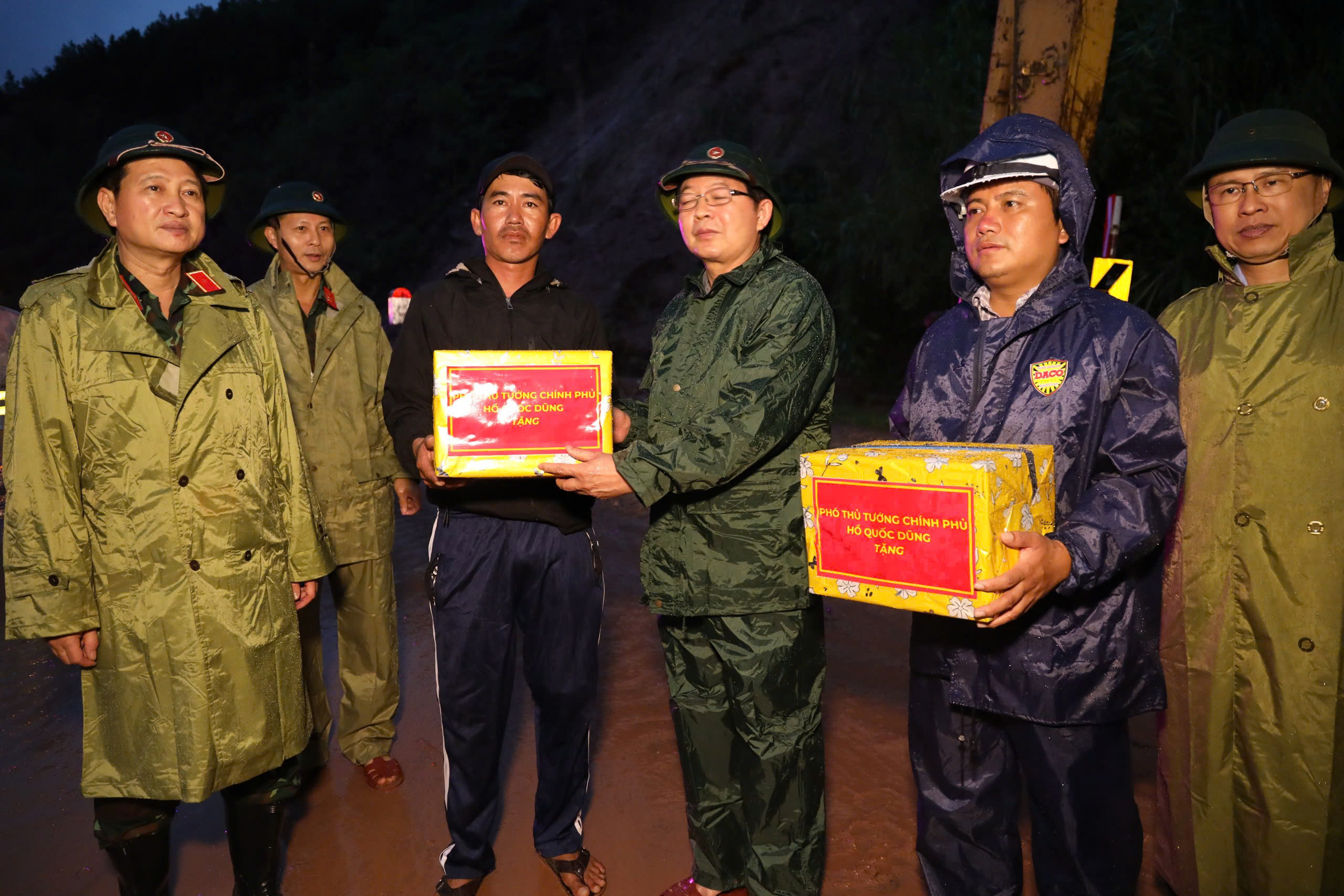 Phó Thủ tướng Hồ Quốc Dũng: Nỗ lực thông tuyến tạm đèo Khánh Lê trong 48 giờ tới - Ảnh 4.