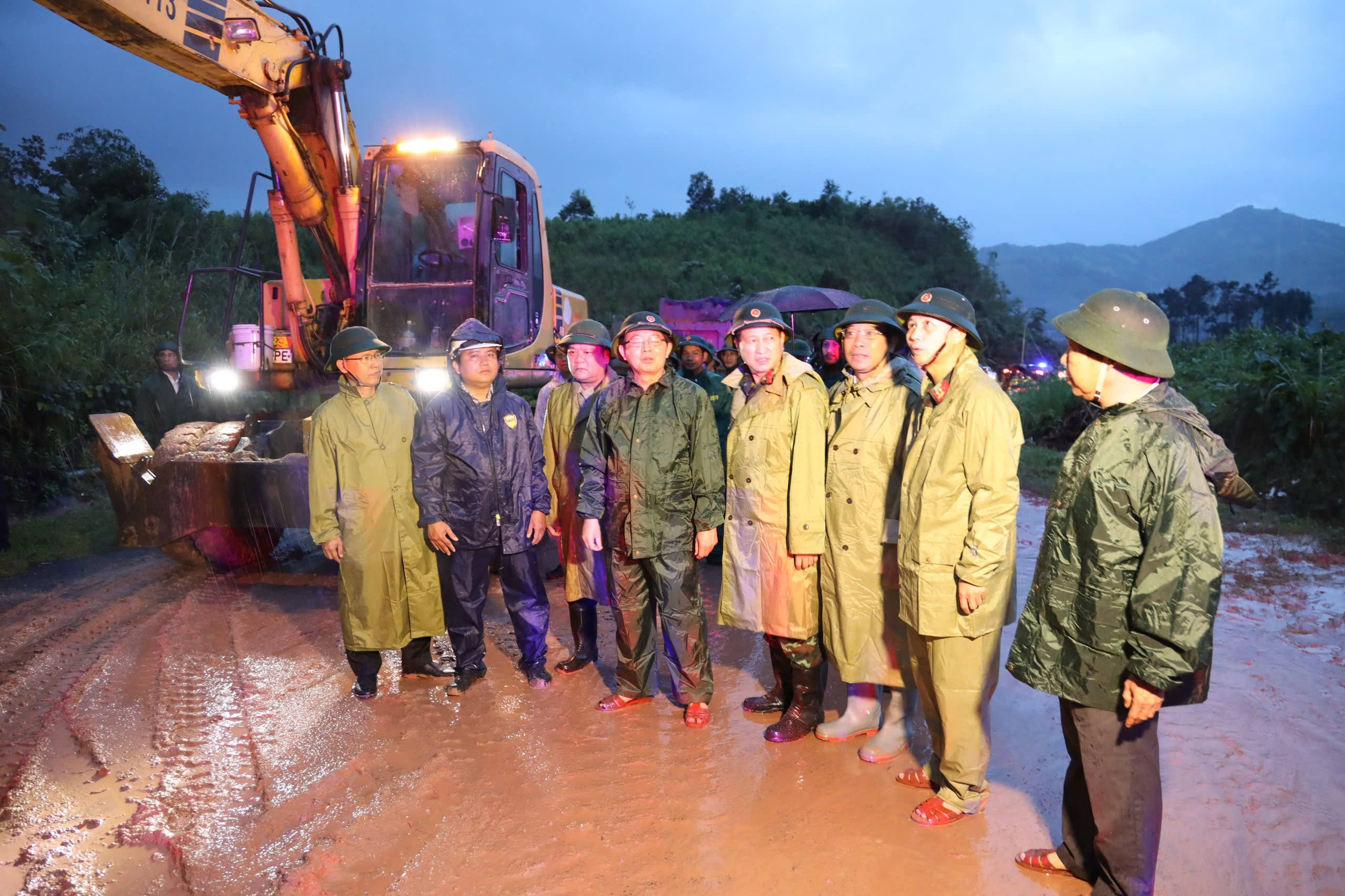 Phó Thủ tướng Hồ Quốc Dũng: Nỗ lực thông tuyến tạm đèo Khánh Lê trong 48 giờ tới - Ảnh 3.