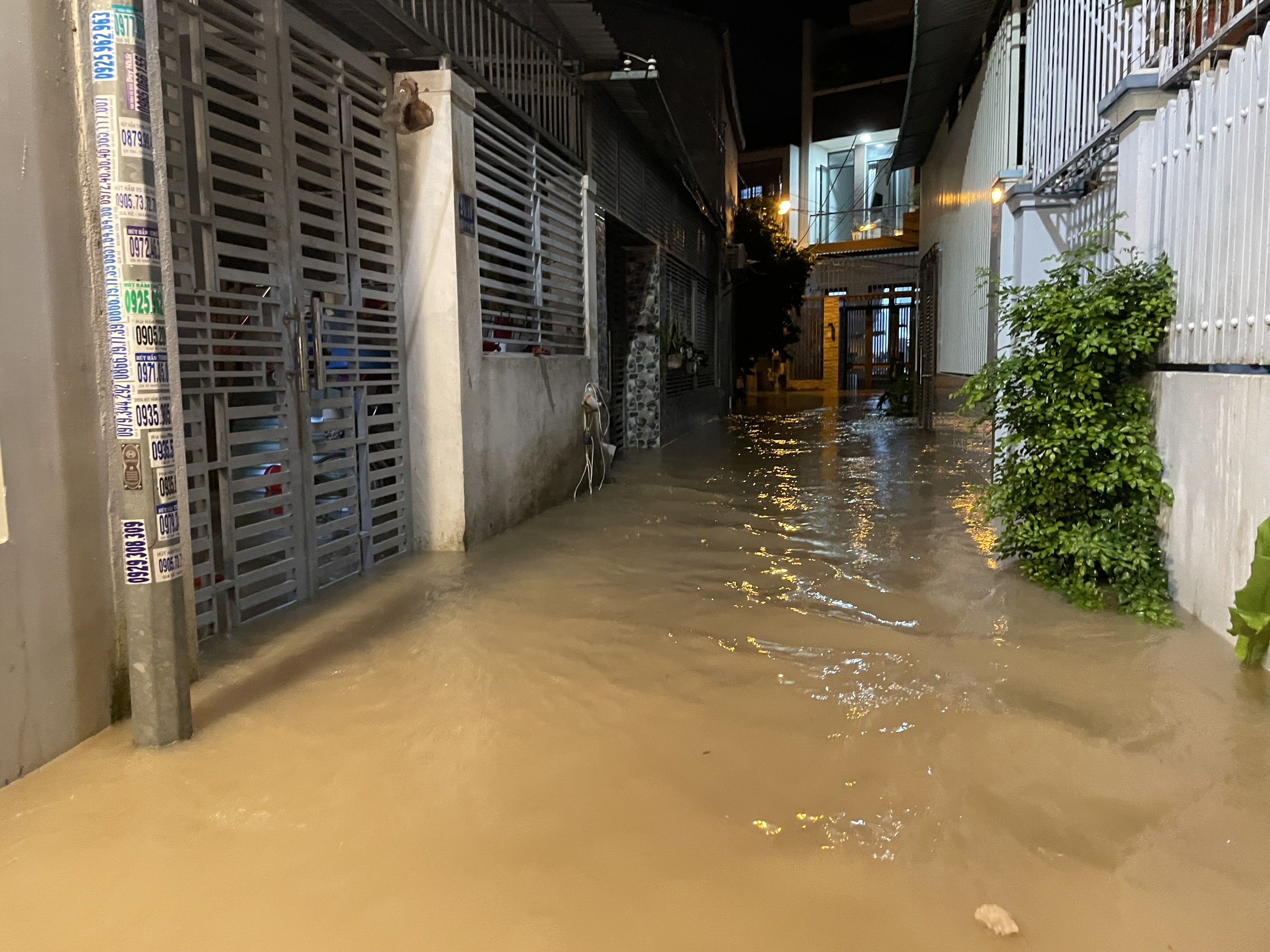 Nha Trang lũ chồng lũ ngập nặng trong đêm - Ảnh 1.